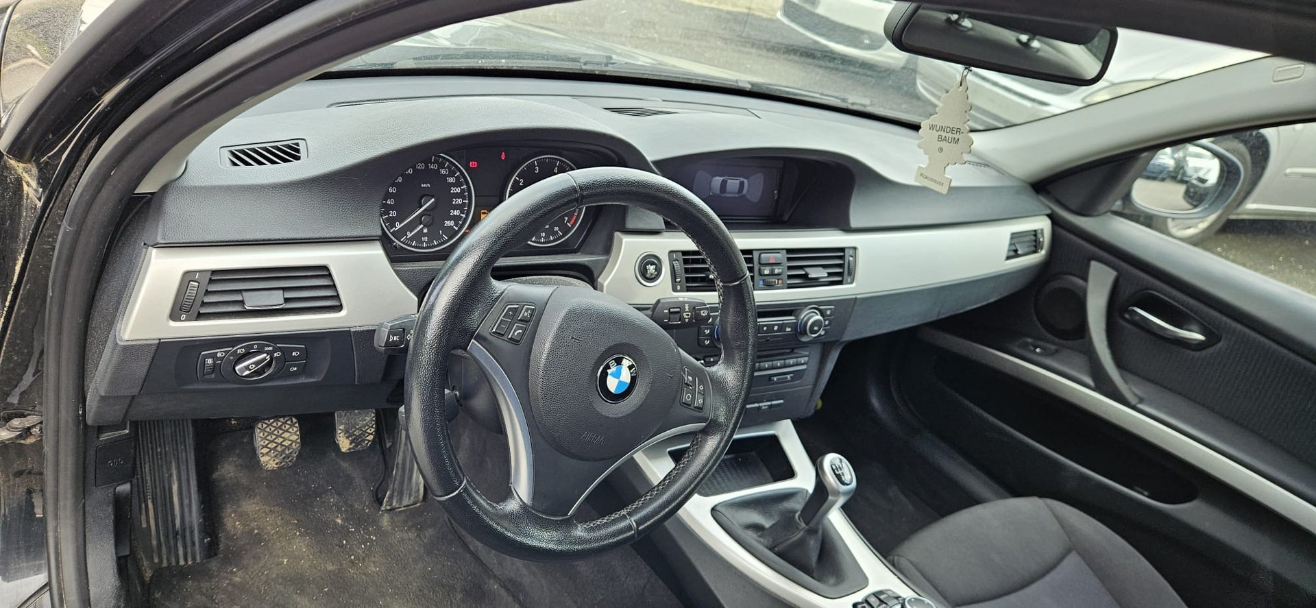 BMW 318i Dynamic Edition-image-2