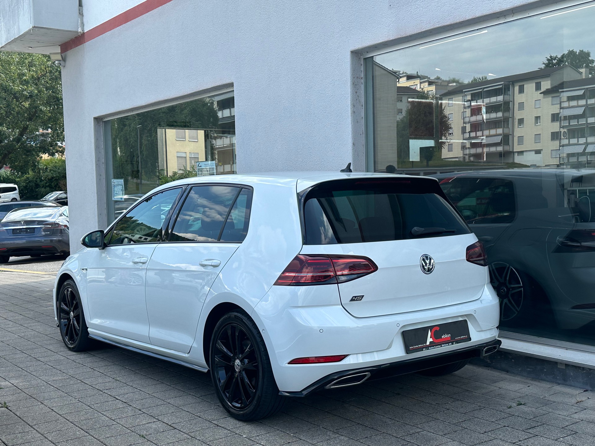 VW Golf 1.5 TSI EVO R-Line-showroom-element-2