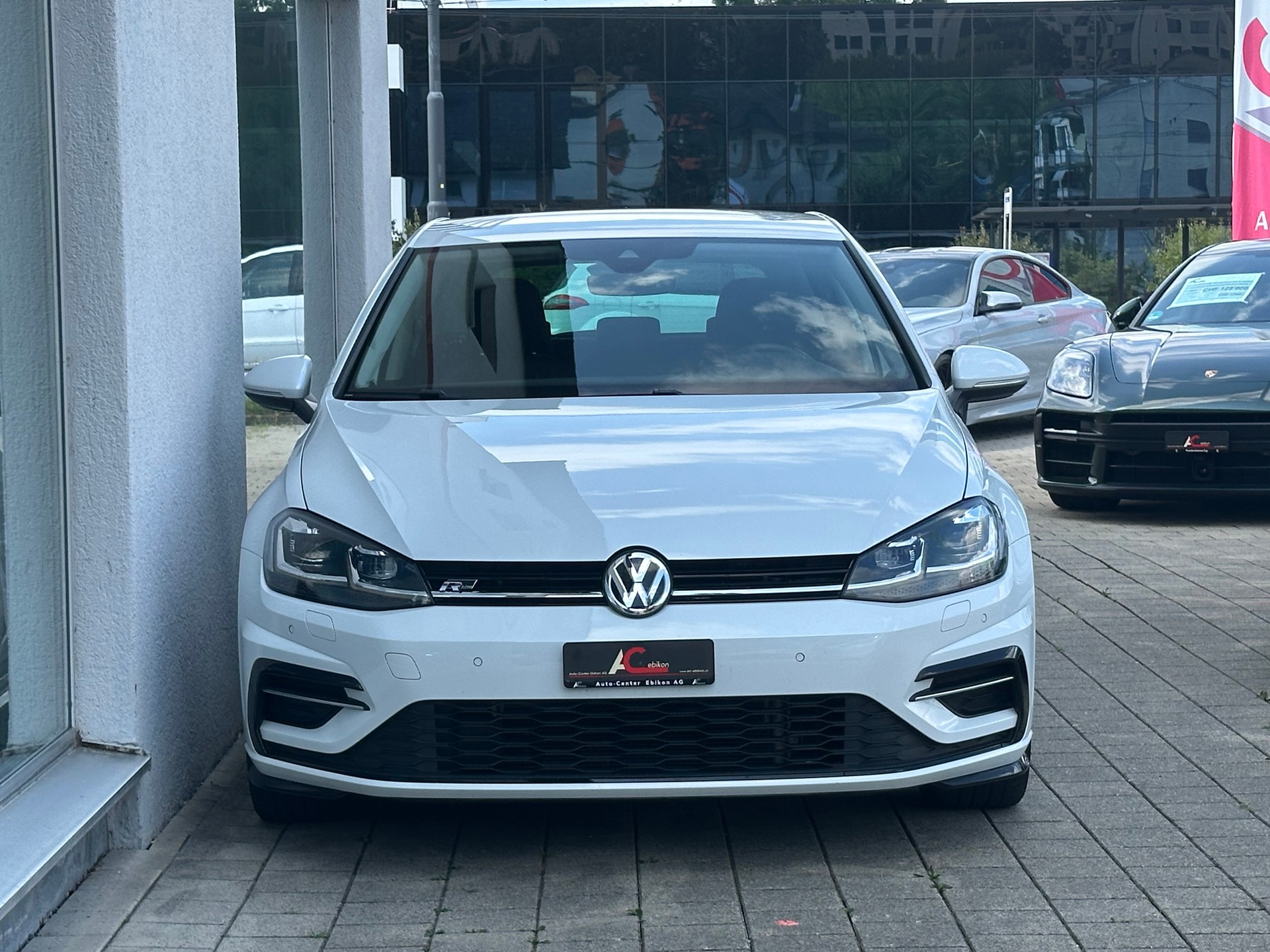 VW Golf 1.5 TSI EVO R-Line-showroom-element-3