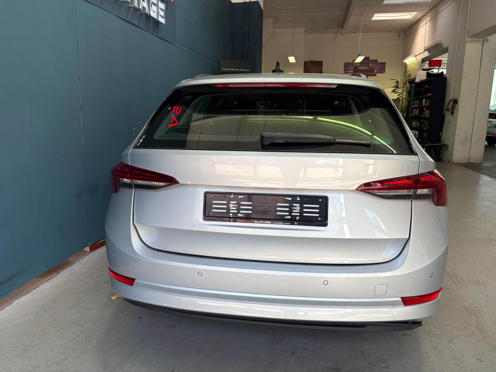 SKODA Octavia Combi 2.0 TDI DSG Ambition-image-6