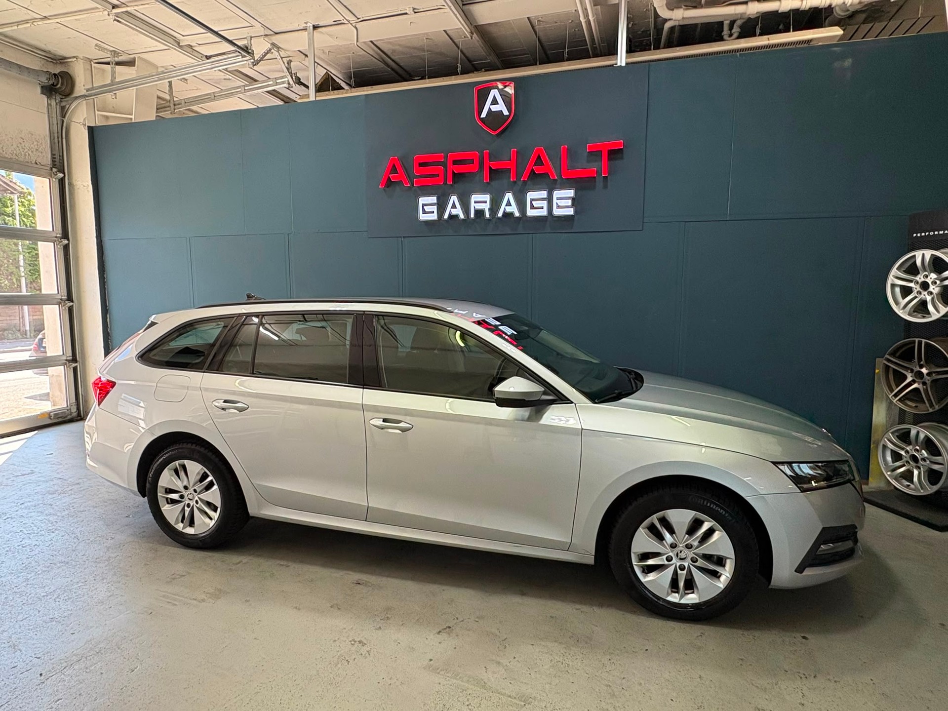 SKODA Octavia Combi 2.0 TDI DSG Ambition-showroom-element-3