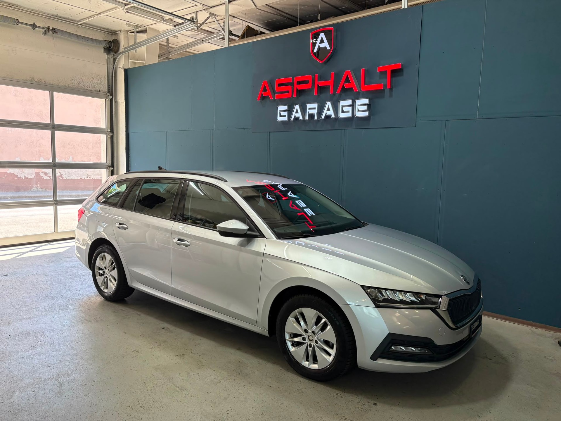 SKODA Octavia Combi 2.0 TDI DSG Ambition-showroom-element-1
