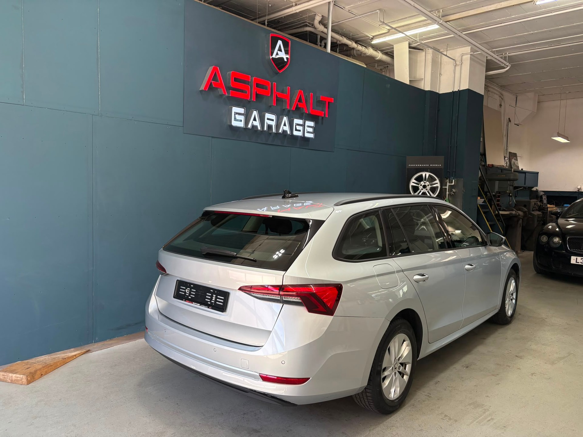 SKODA Octavia Combi 2.0 TDI DSG Ambition-image-5