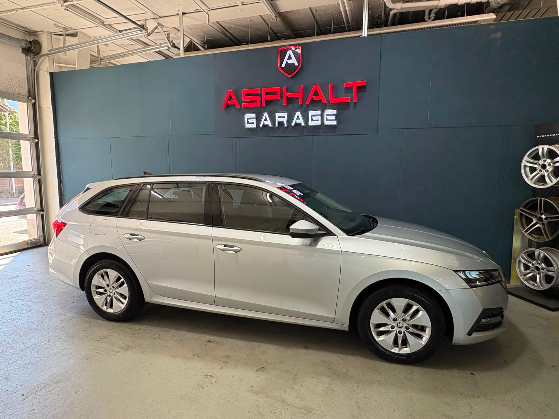 SKODA Octavia Combi 2.0 TDI DSG Ambition-showroom-element-2