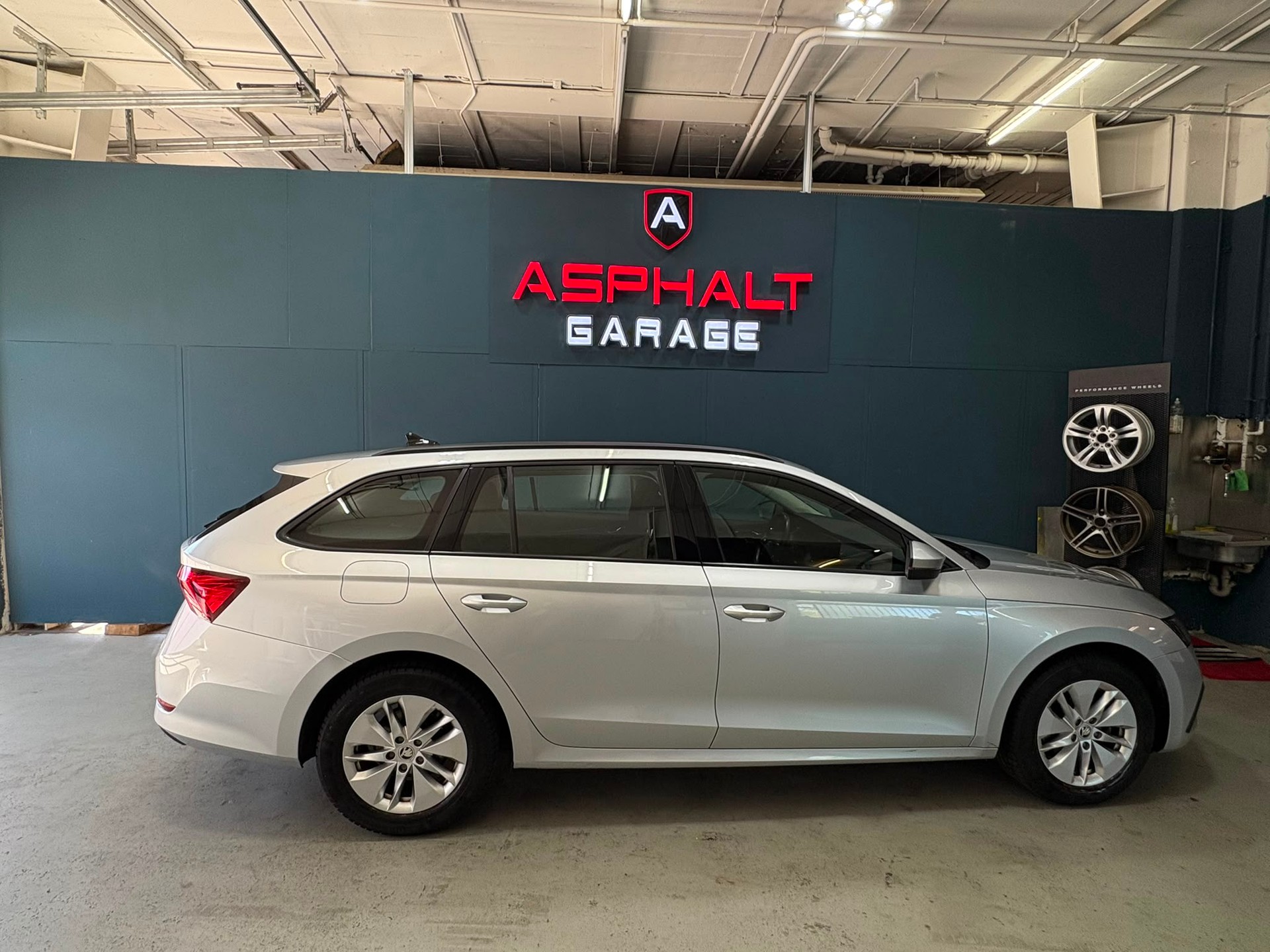 SKODA Octavia Combi 2.0 TDI DSG Ambition-image-4