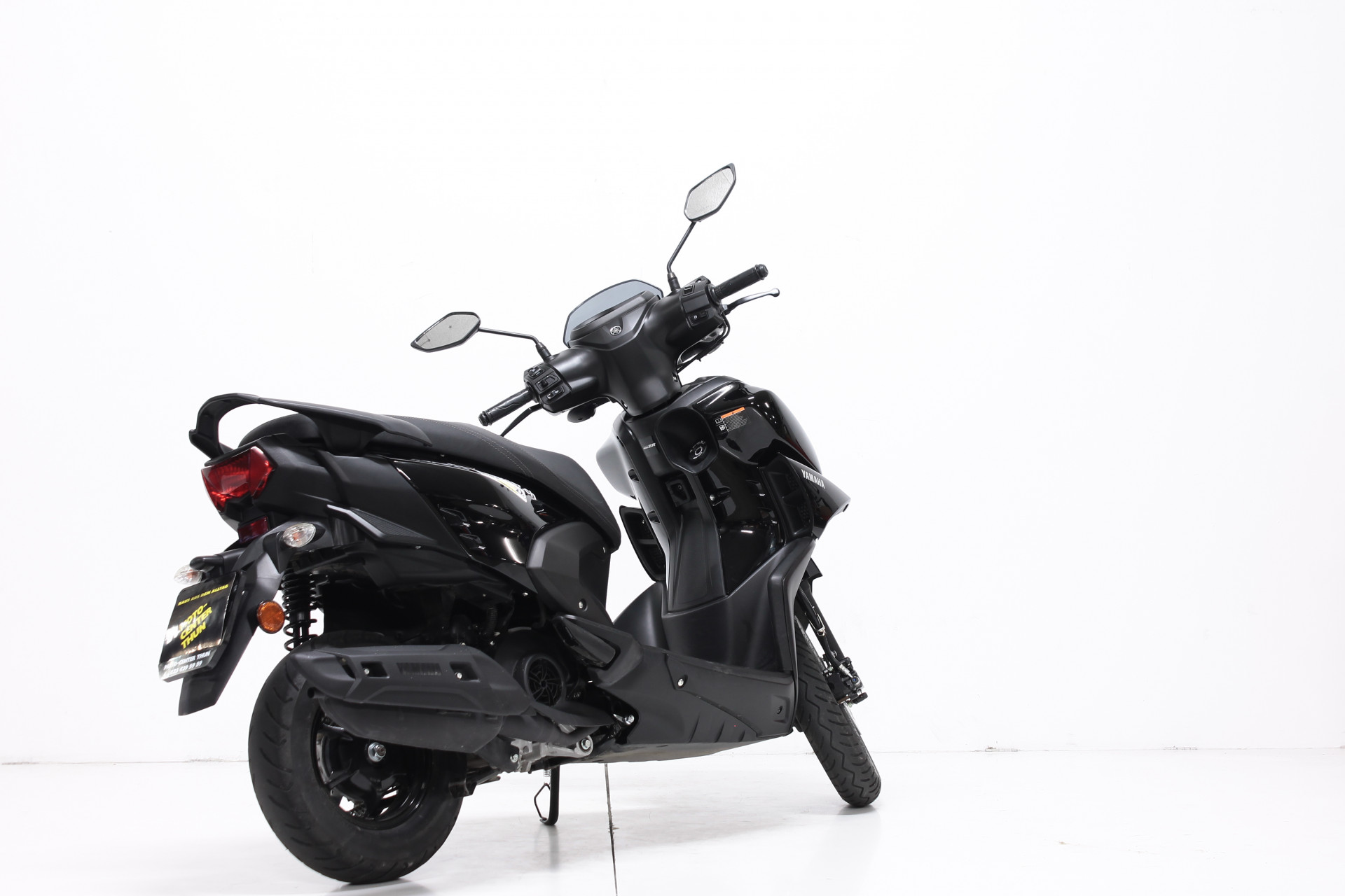 YAMAHA LCG 125 RayZR-showroom-element-2