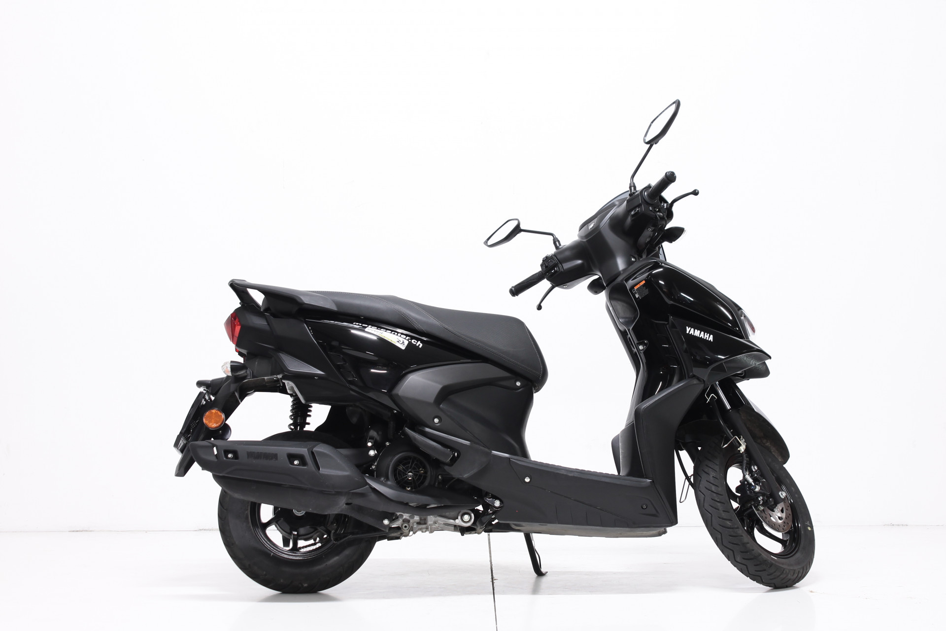 YAMAHA LCG 125 RayZR-showroom-element-1