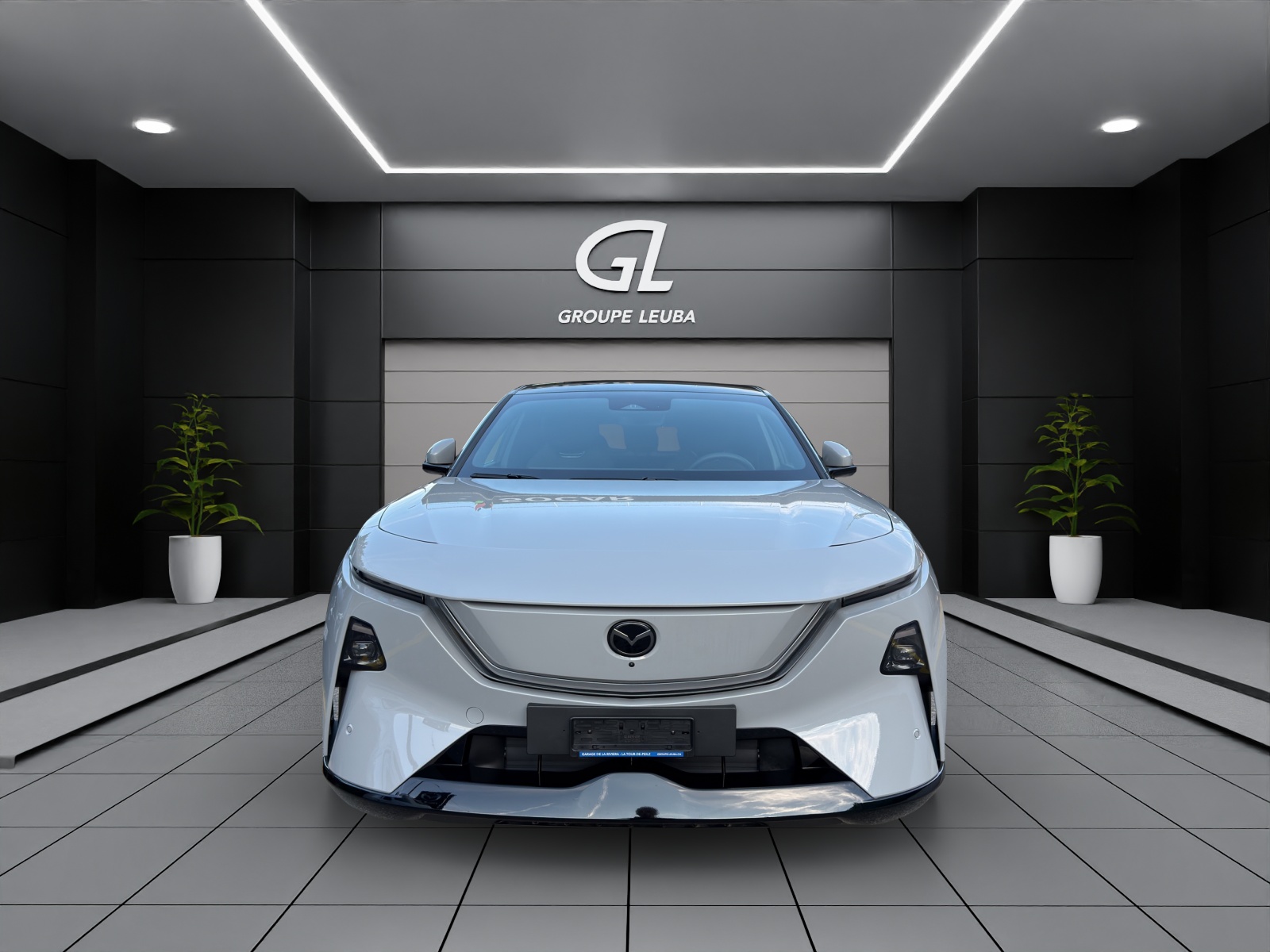 MAZDA CX-6e Takumi-showroom-element-1