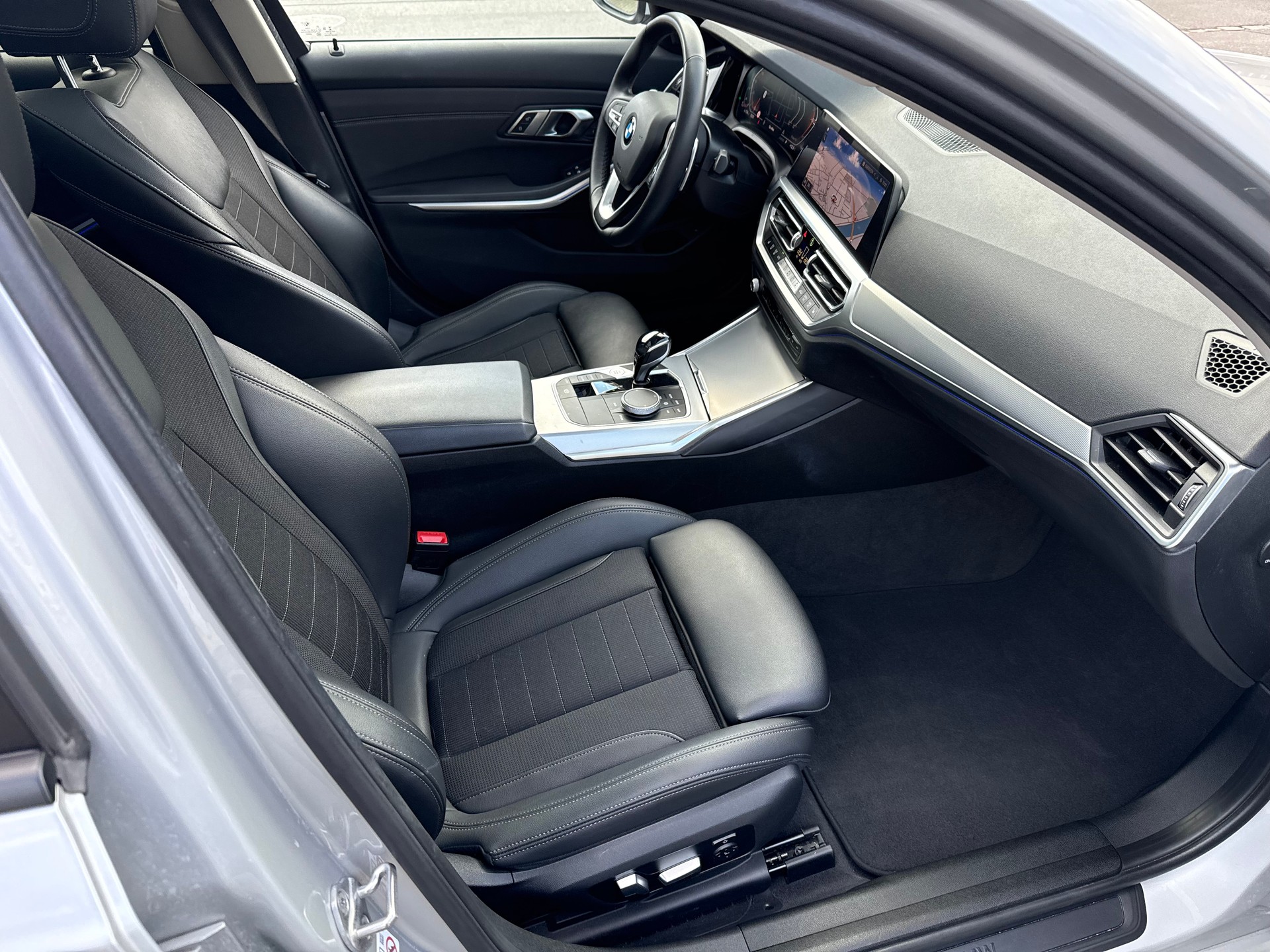 BMW 320d xDrive SAG Touring *Traumausstattung*-image-17