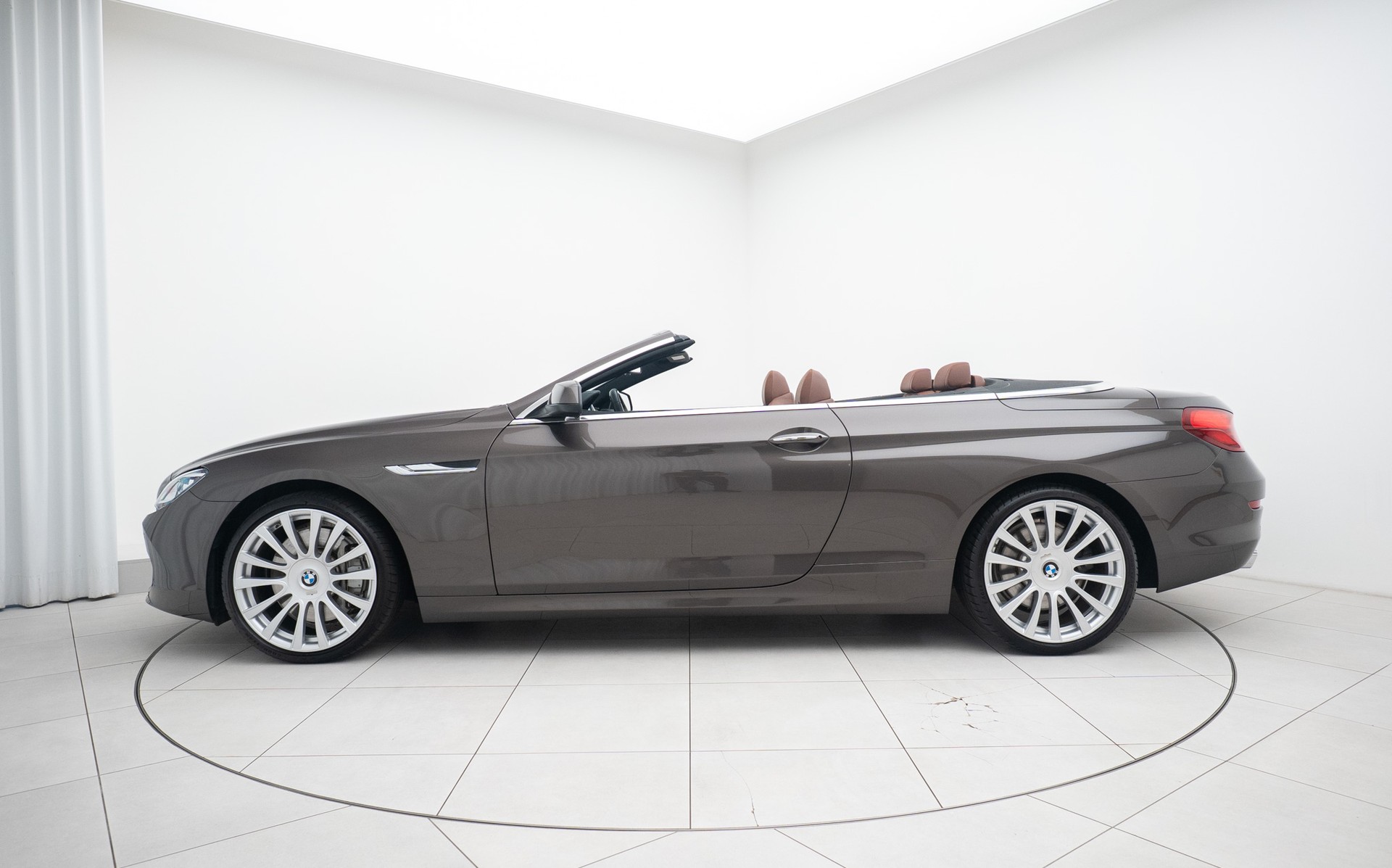 BMW 650i Cabrio xDrive (Individual)-showroom-element-1
