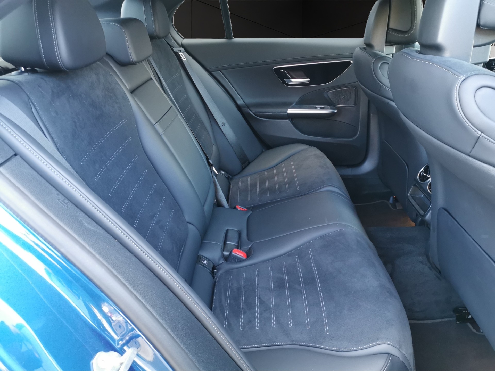 MERCEDES-BENZ C 300 d AMG Line-image-13