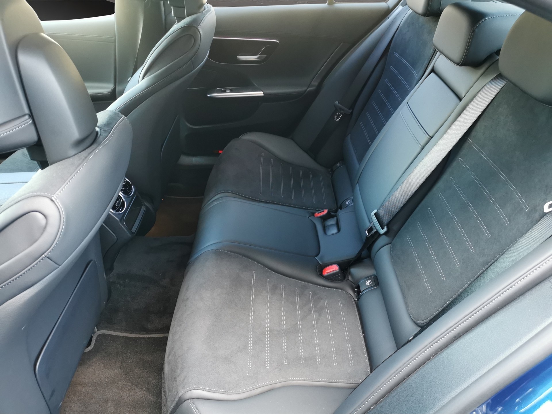 MERCEDES-BENZ C 300 d AMG Line-image-11