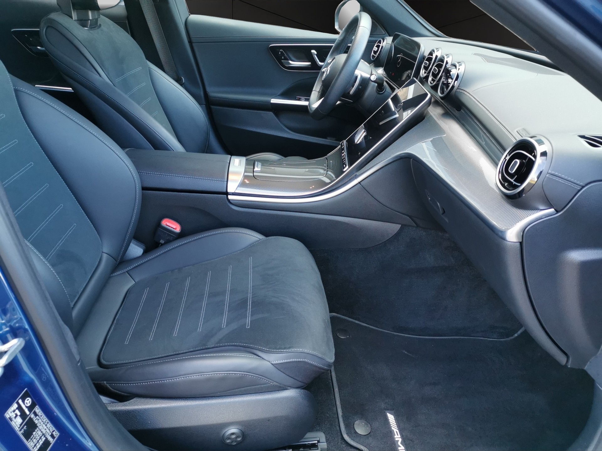 MERCEDES-BENZ C 300 d AMG Line-image-12