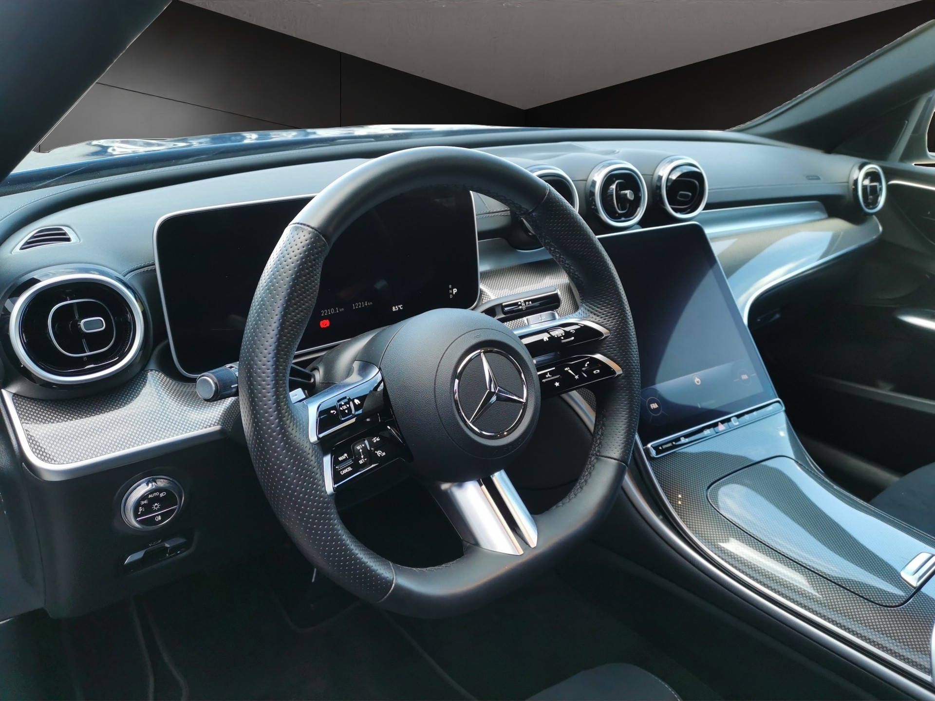 MERCEDES-BENZ C 300 d AMG Line-image-8