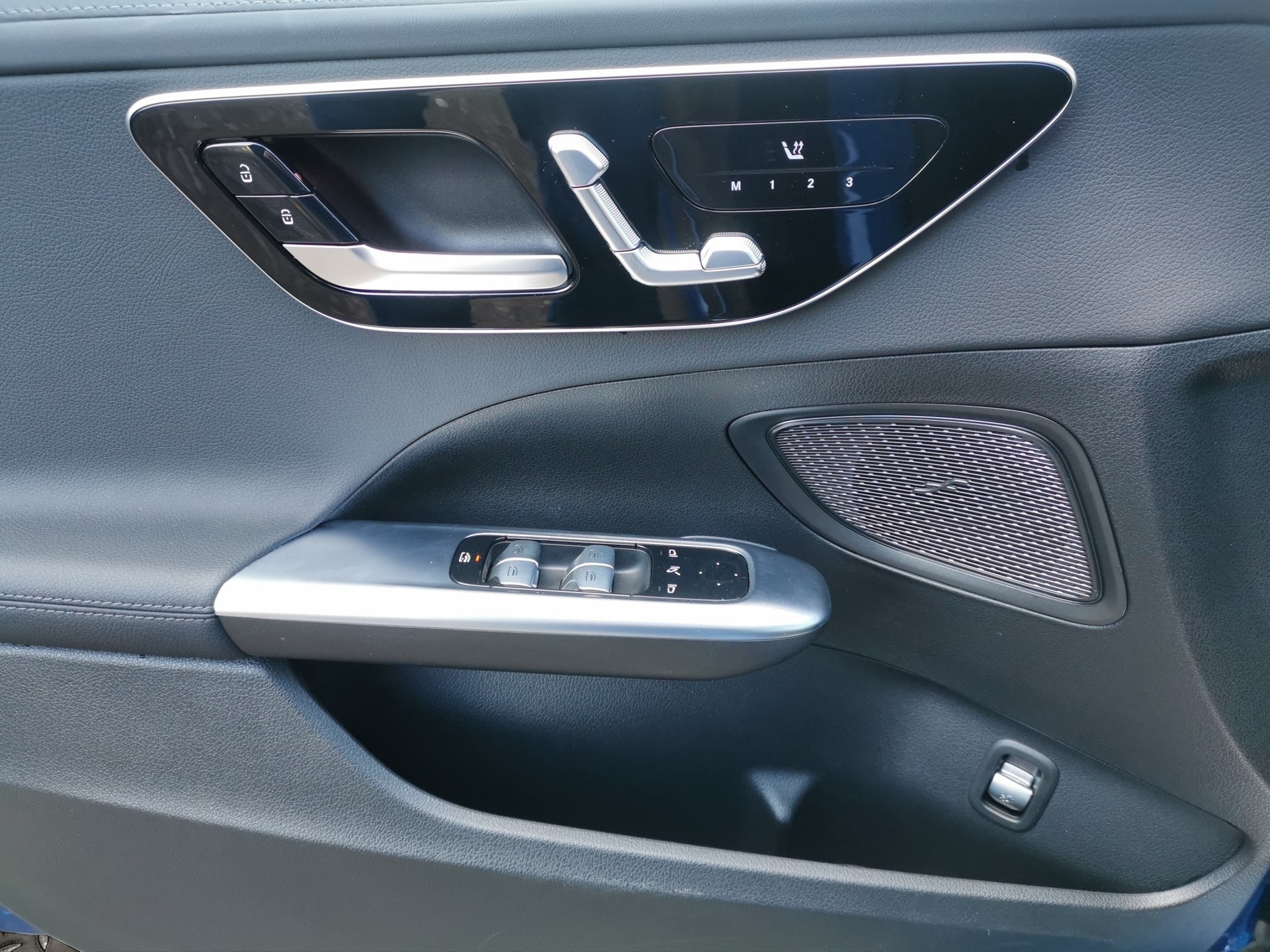 MERCEDES-BENZ C 300 d AMG Line-image-10
