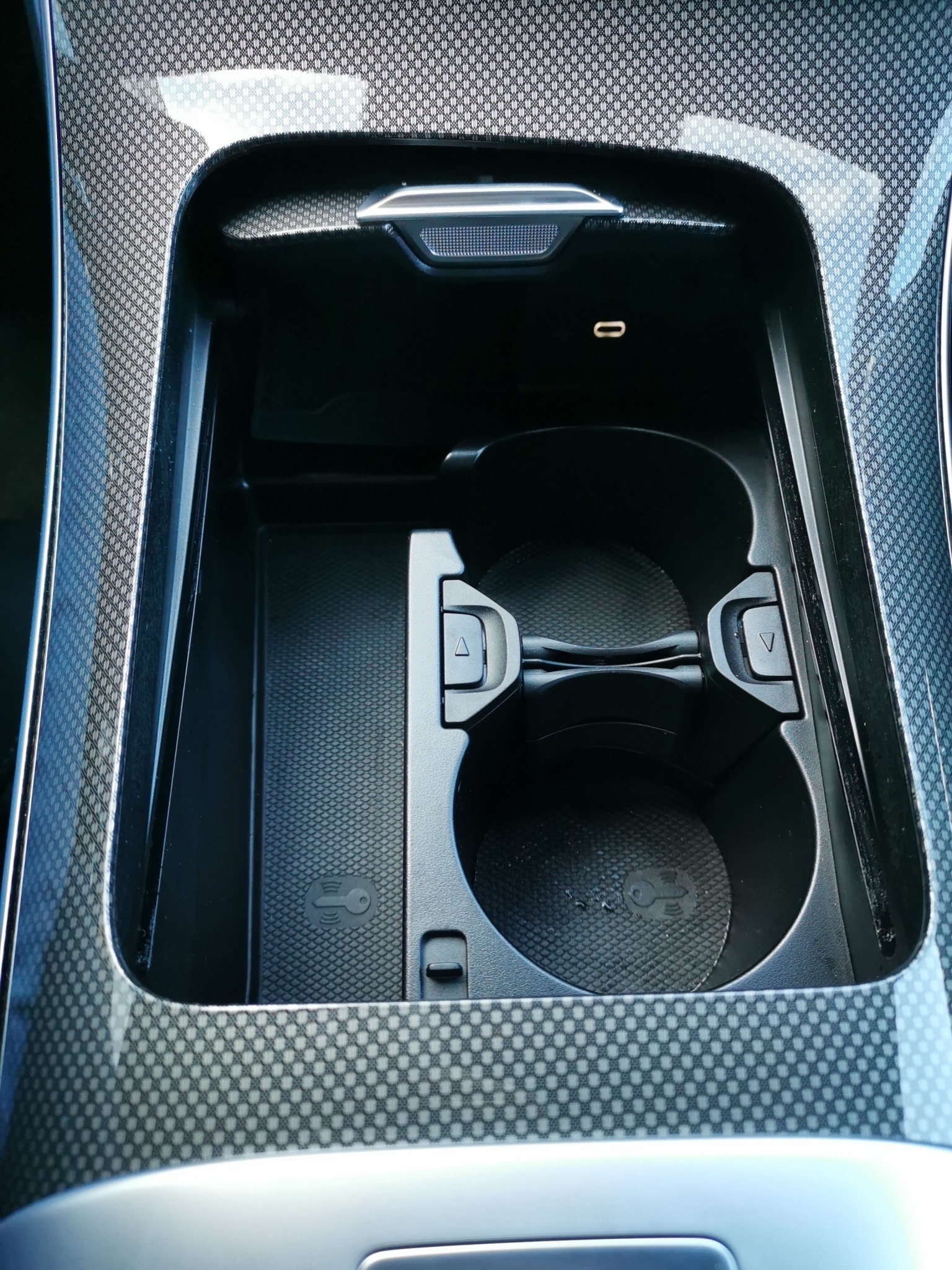 MERCEDES-BENZ C 300 d AMG Line-image-17