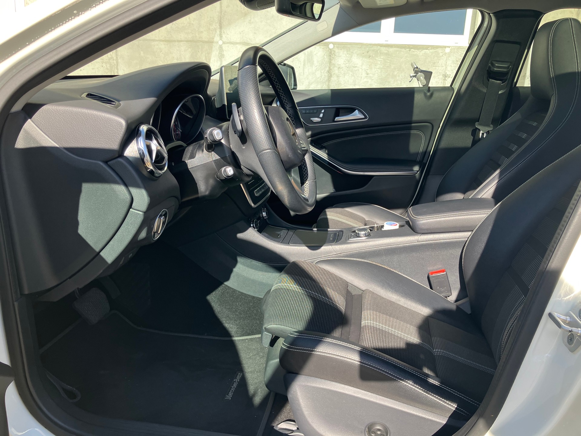 MERCEDES-BENZ GLA 200 Style-image-8