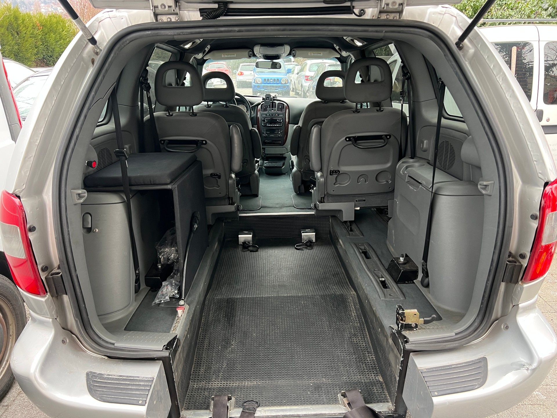 CHRYSLER Voyager 3.3 LX Automatic-image-5