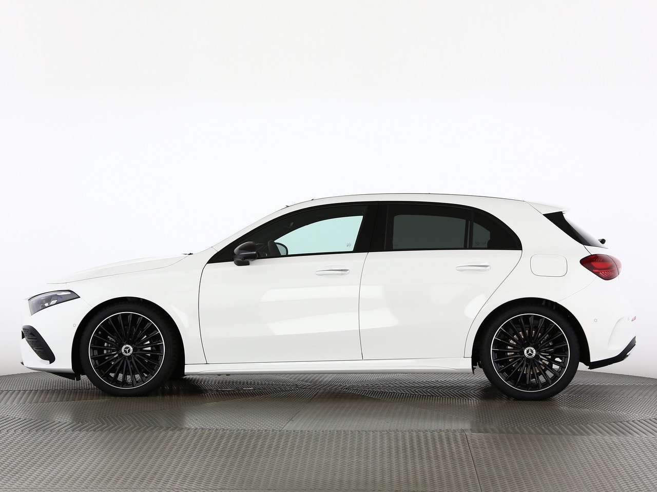 MERCEDES-BENZ A 200 Night Star 7G-DCT-showroom-element-2