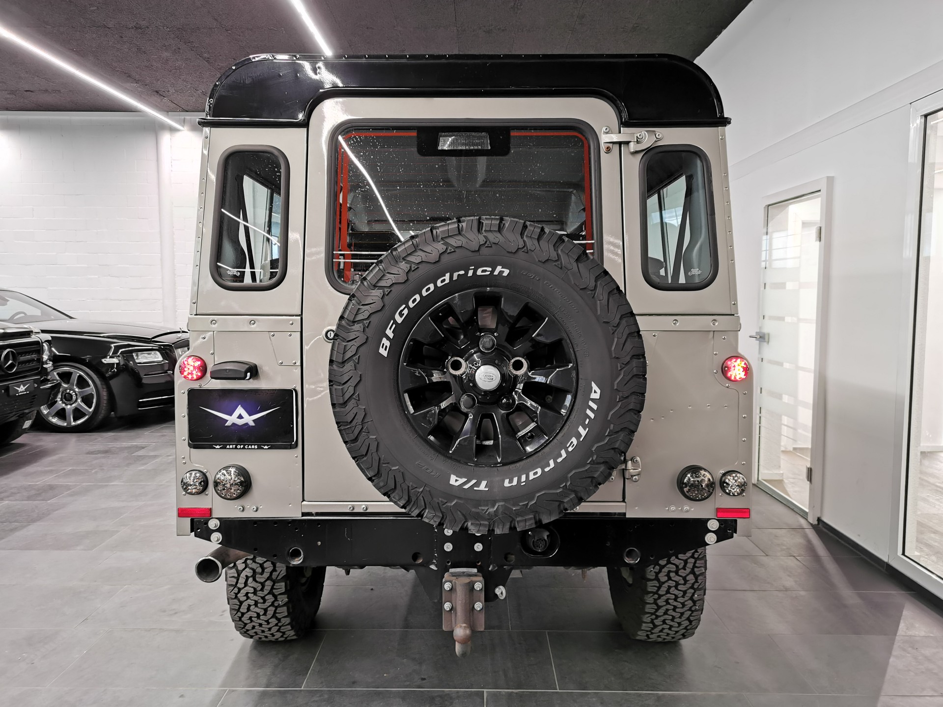LAND ROVER Defender 110 2.2 TD4 Station Wagon HERITAGE SAHARA EDITION LEDER 7-SITZER-image-5
