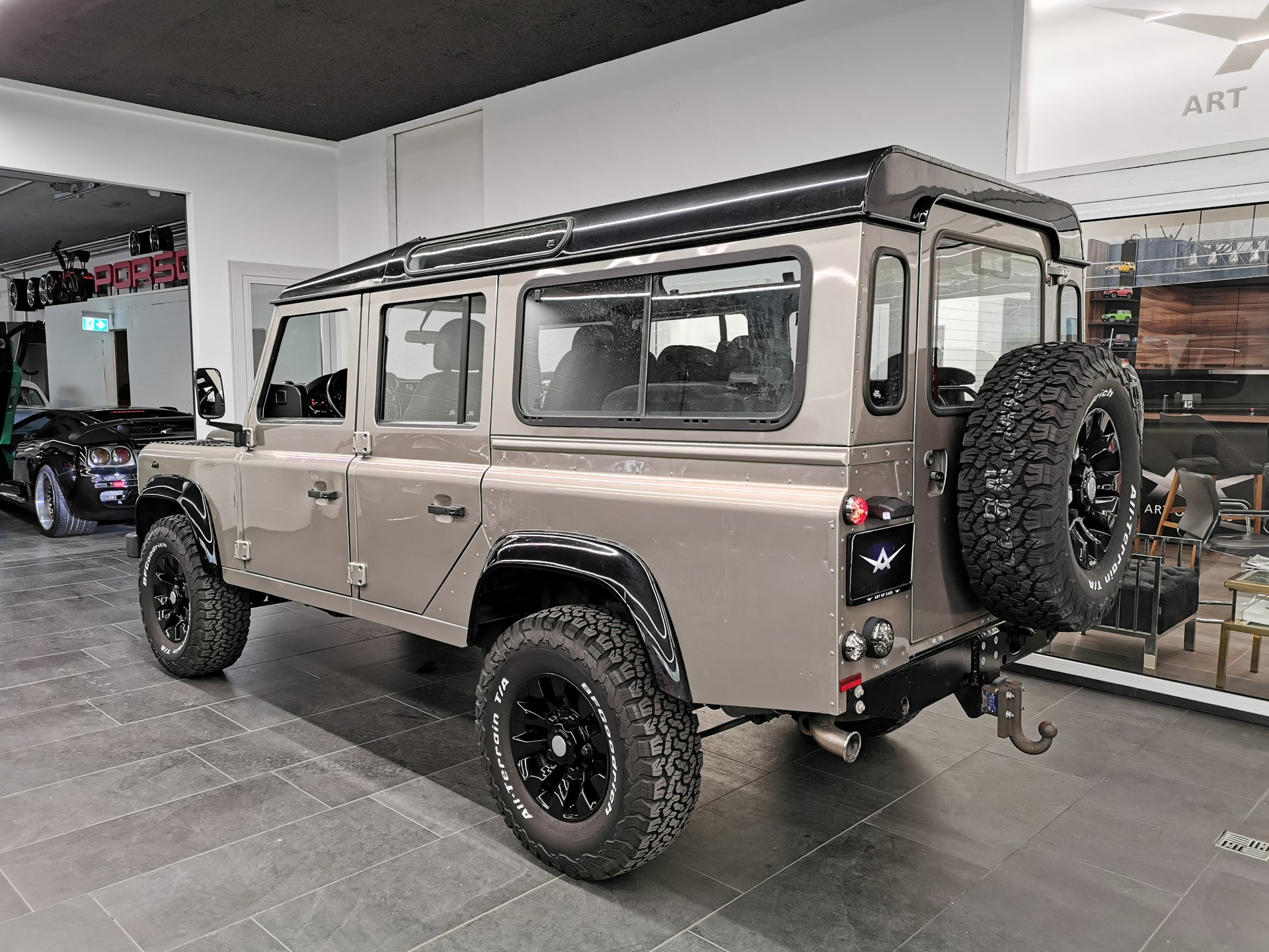 LAND ROVER Defender 110 2.2 TD4 Station Wagon HERITAGE SAHARA EDITION LEDER 7-SITZER-image-4