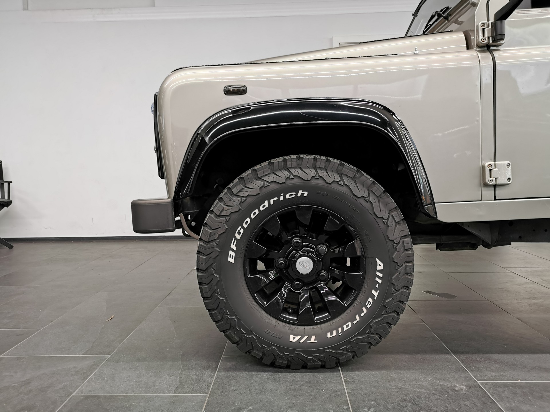 LAND ROVER Defender 110 2.2 TD4 Station Wagon HERITAGE SAHARA EDITION LEDER 7-SITZER-image-12