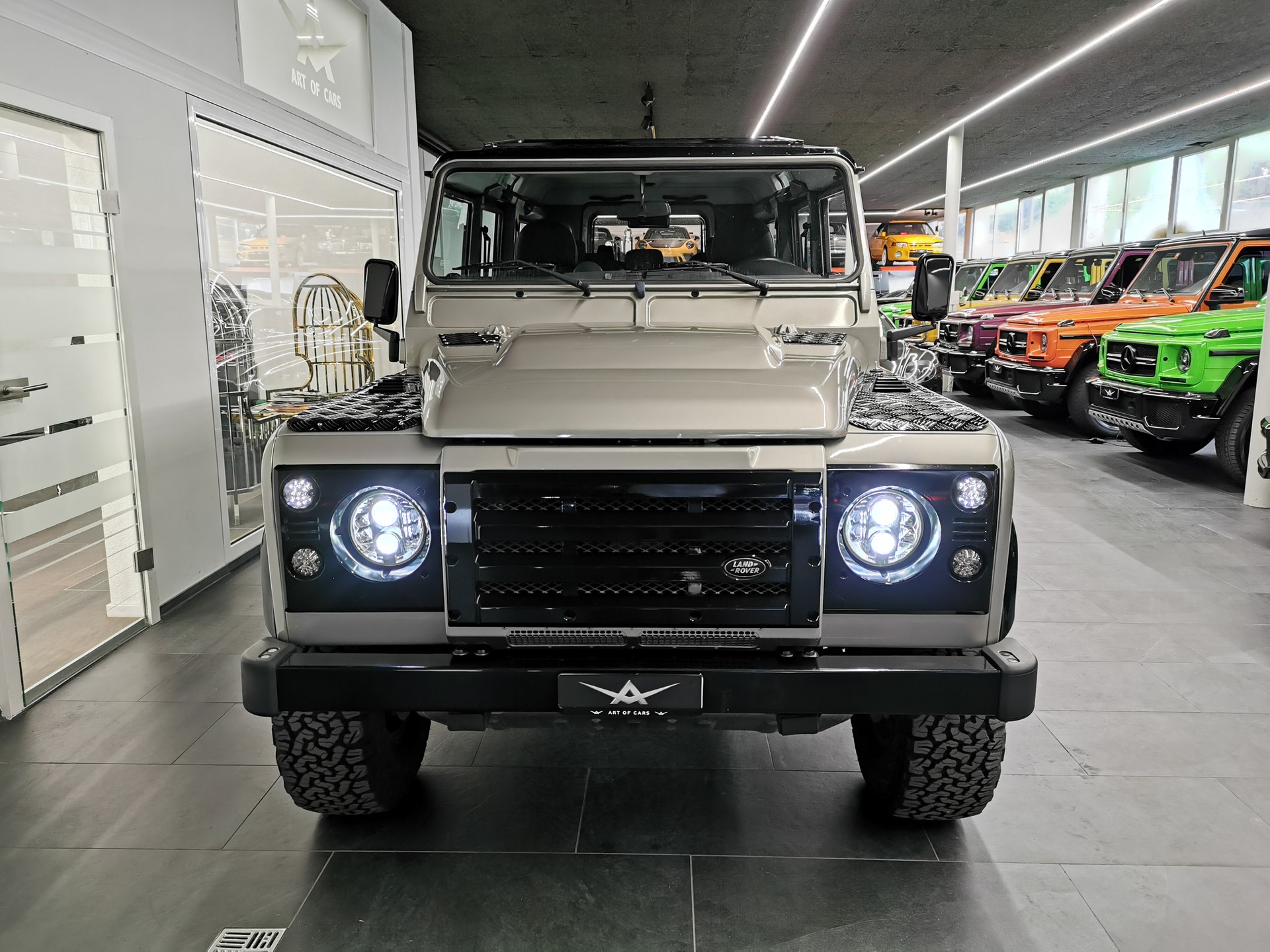 LAND ROVER Defender 110 2.2 TD4 Station Wagon HERITAGE SAHARA EDITION LEDER 7-SITZER-image-1