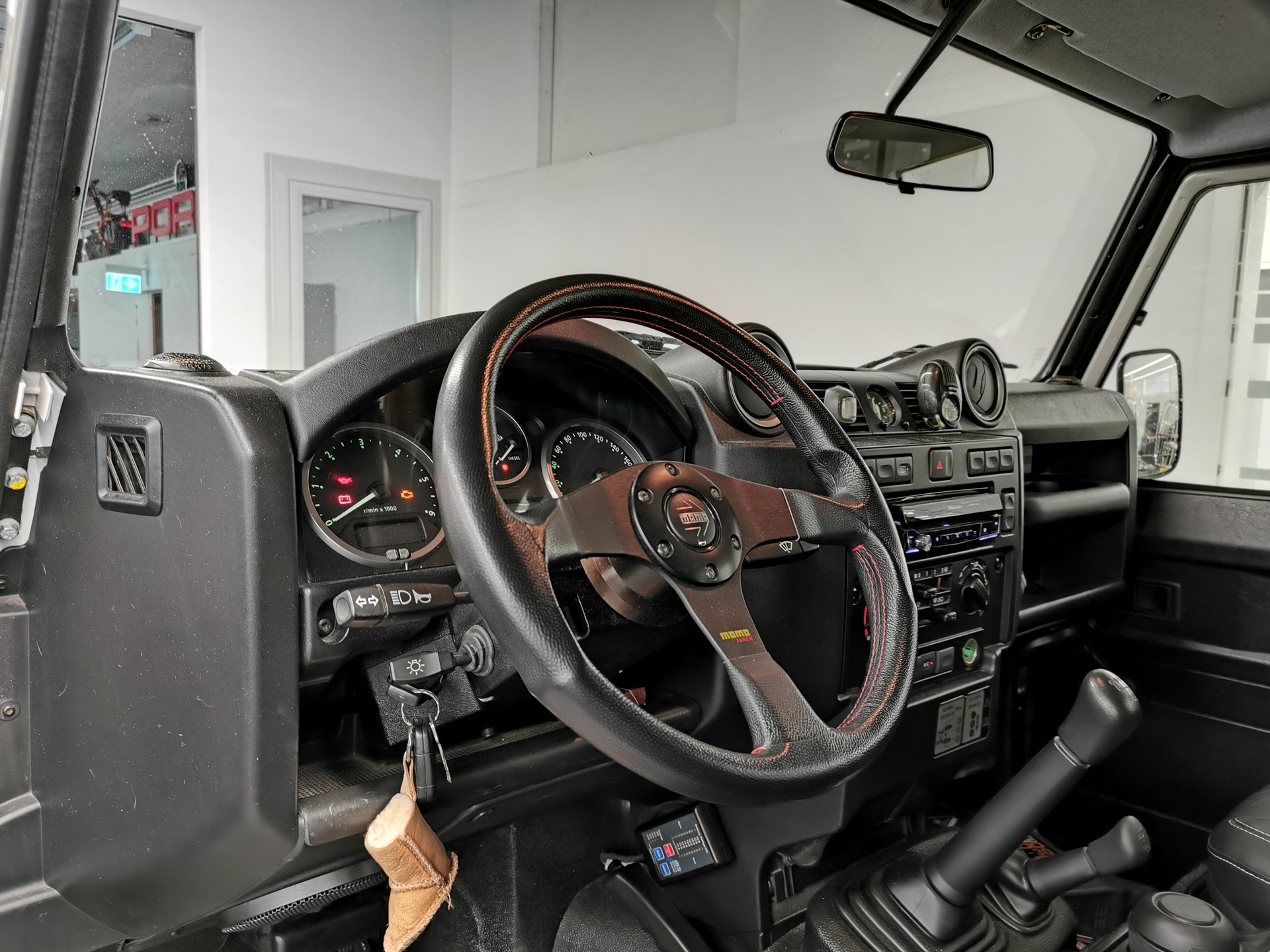 LAND ROVER Defender 110 2.2 TD4 Station Wagon HERITAGE SAHARA EDITION LEDER 7-SITZER-image-7