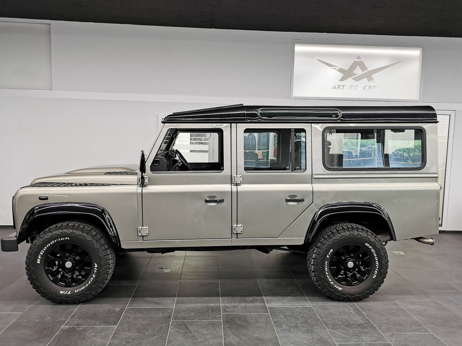 LAND ROVER Defender 110 2.2 TD4 Station Wagon HERITAGE SAHARA EDITION LEDER 7-SITZER-image-3