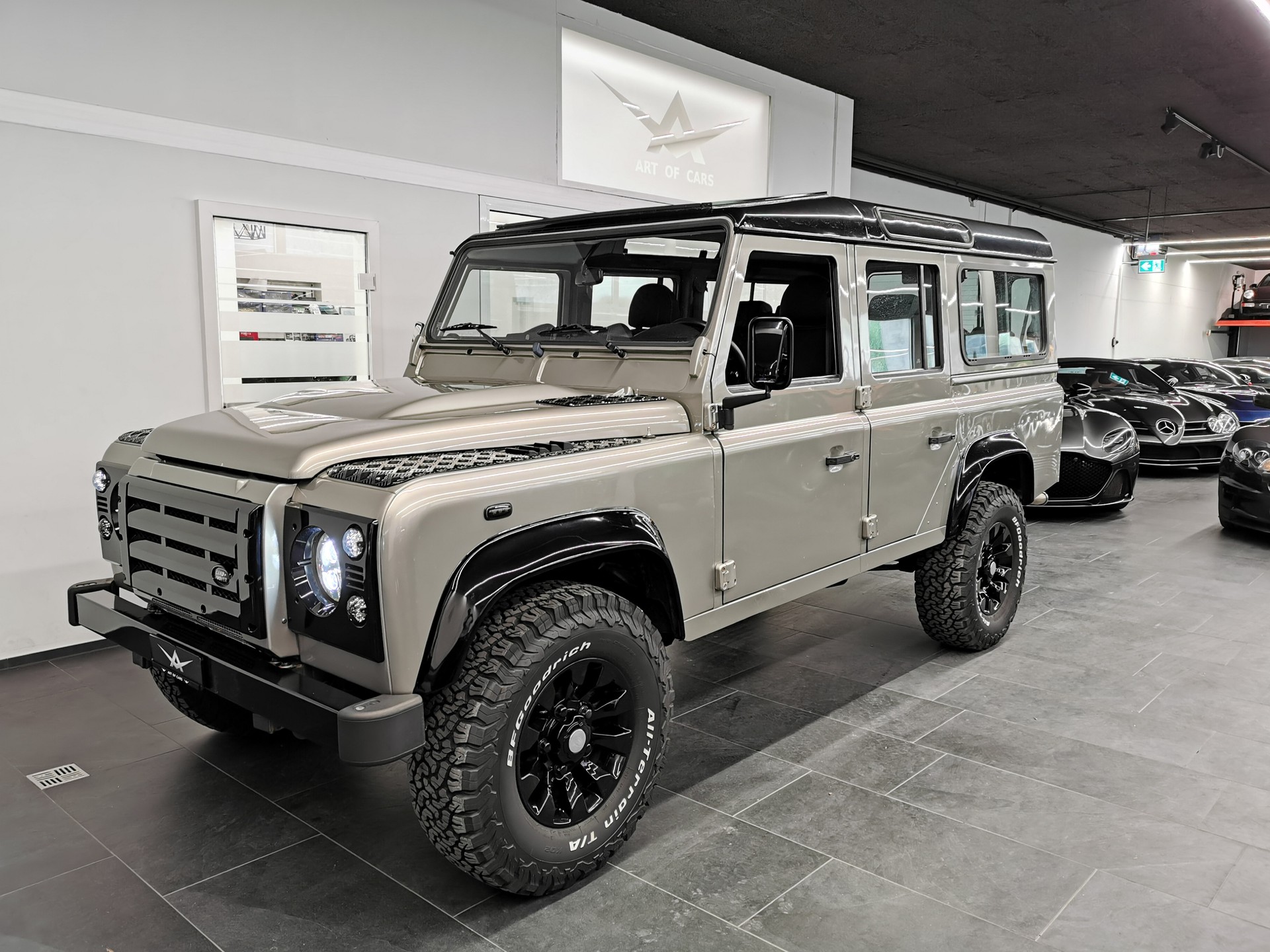LAND ROVER Defender 110 2.2 TD4 Station Wagon HERITAGE SAHARA EDITION LEDER 7-SITZER-image-2