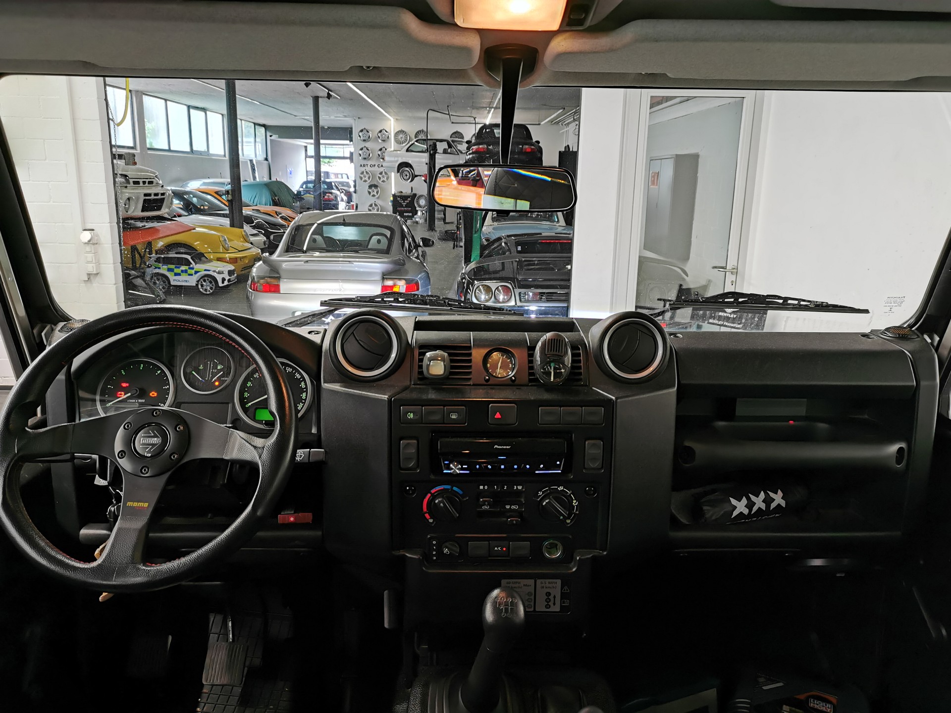 LAND ROVER Defender 110 2.2 TD4 Station Wagon HERITAGE SAHARA EDITION LEDER 7-SITZER-image-8