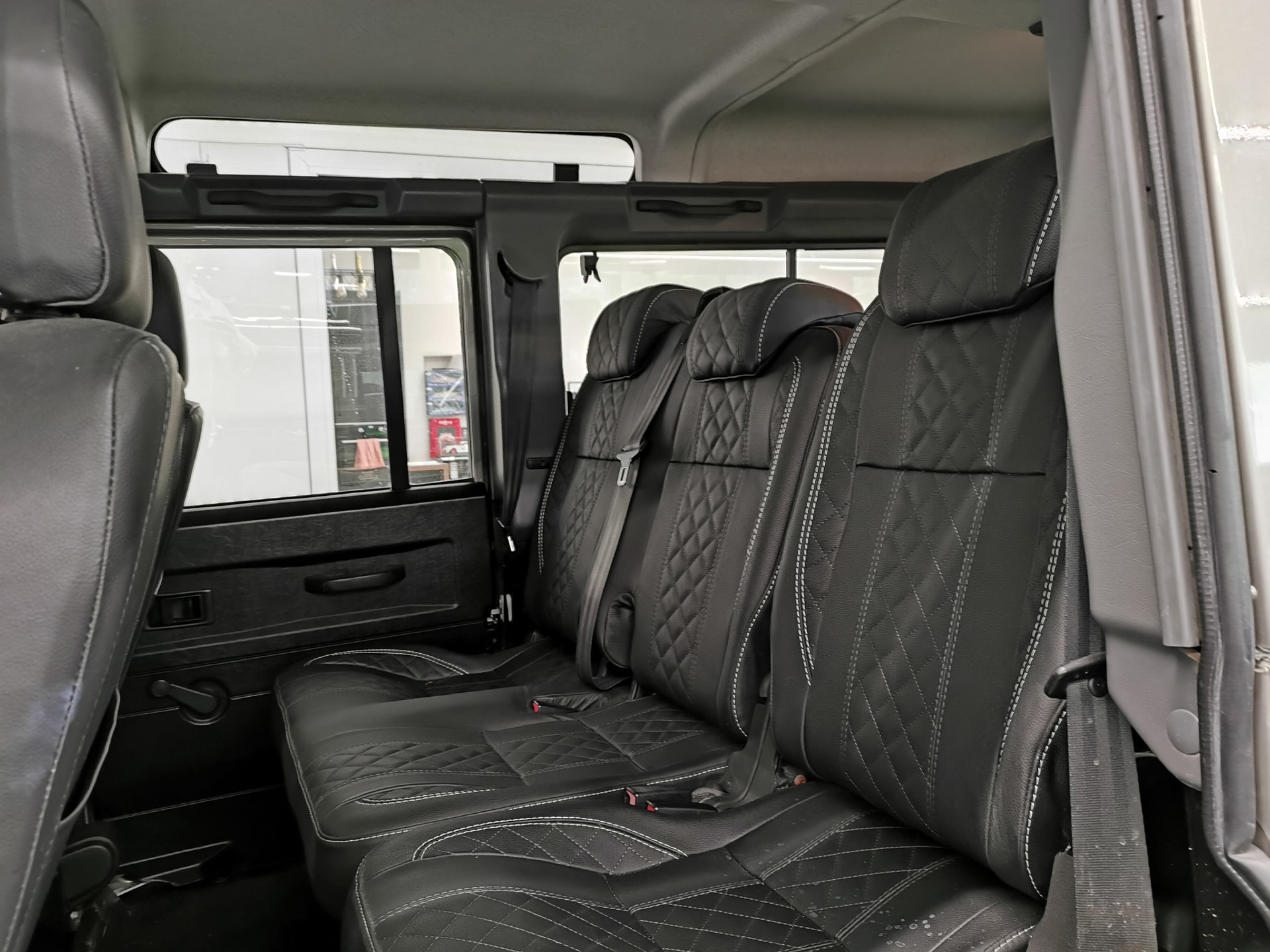LAND ROVER Defender 110 2.2 TD4 Station Wagon HERITAGE SAHARA EDITION LEDER 7-SITZER-image-11
