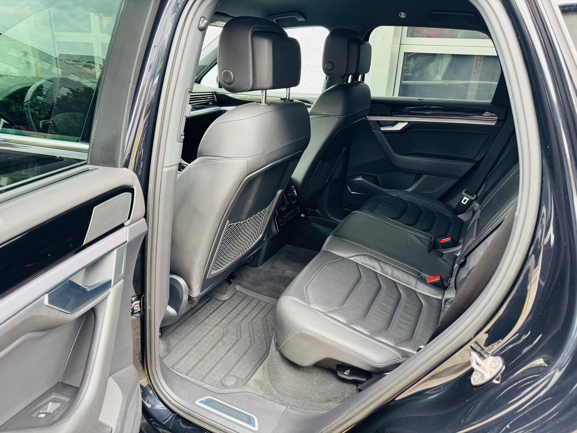 VW Touareg 3.0 TDI R Line Tiptronic-image-8