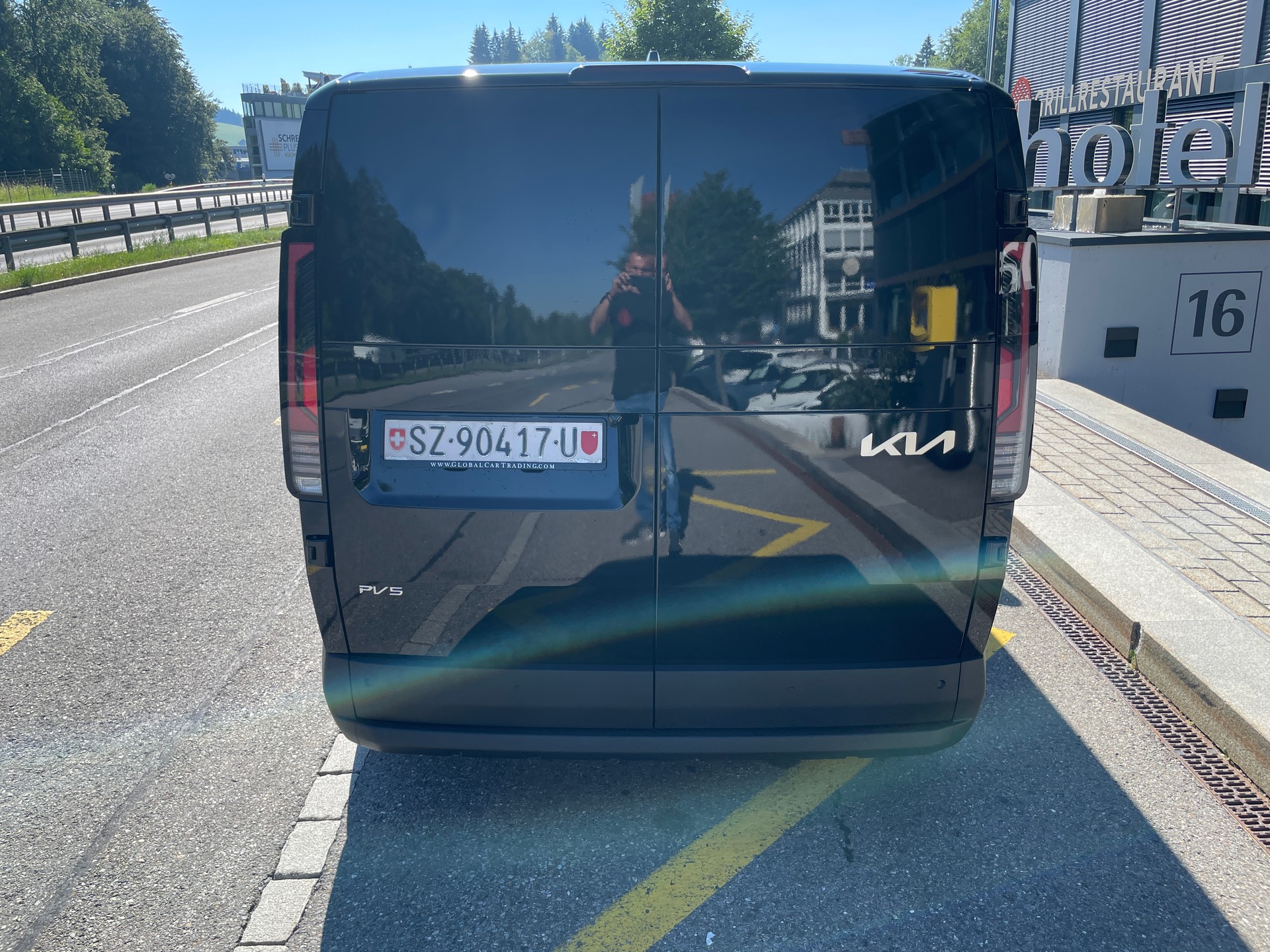KIA PV5 Cargo 71.2 kWh Plus-image-5