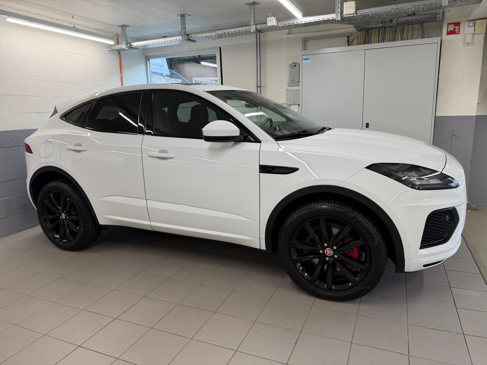 JAGUAR E-Pace 2.0 I4 200 R-Dynamic S AWD-showroom-element-1