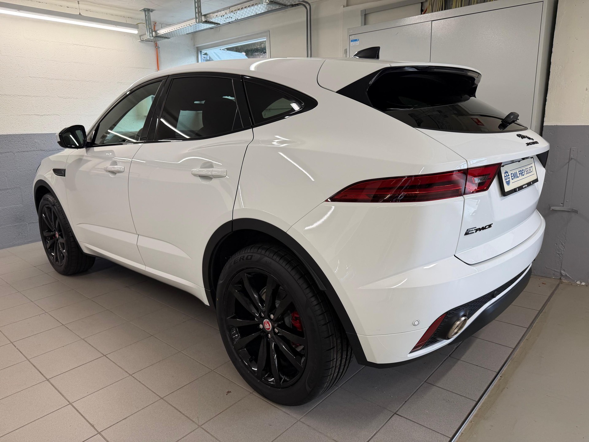 JAGUAR E-Pace 2.0 I4 200 R-Dynamic S AWD-showroom-element-3