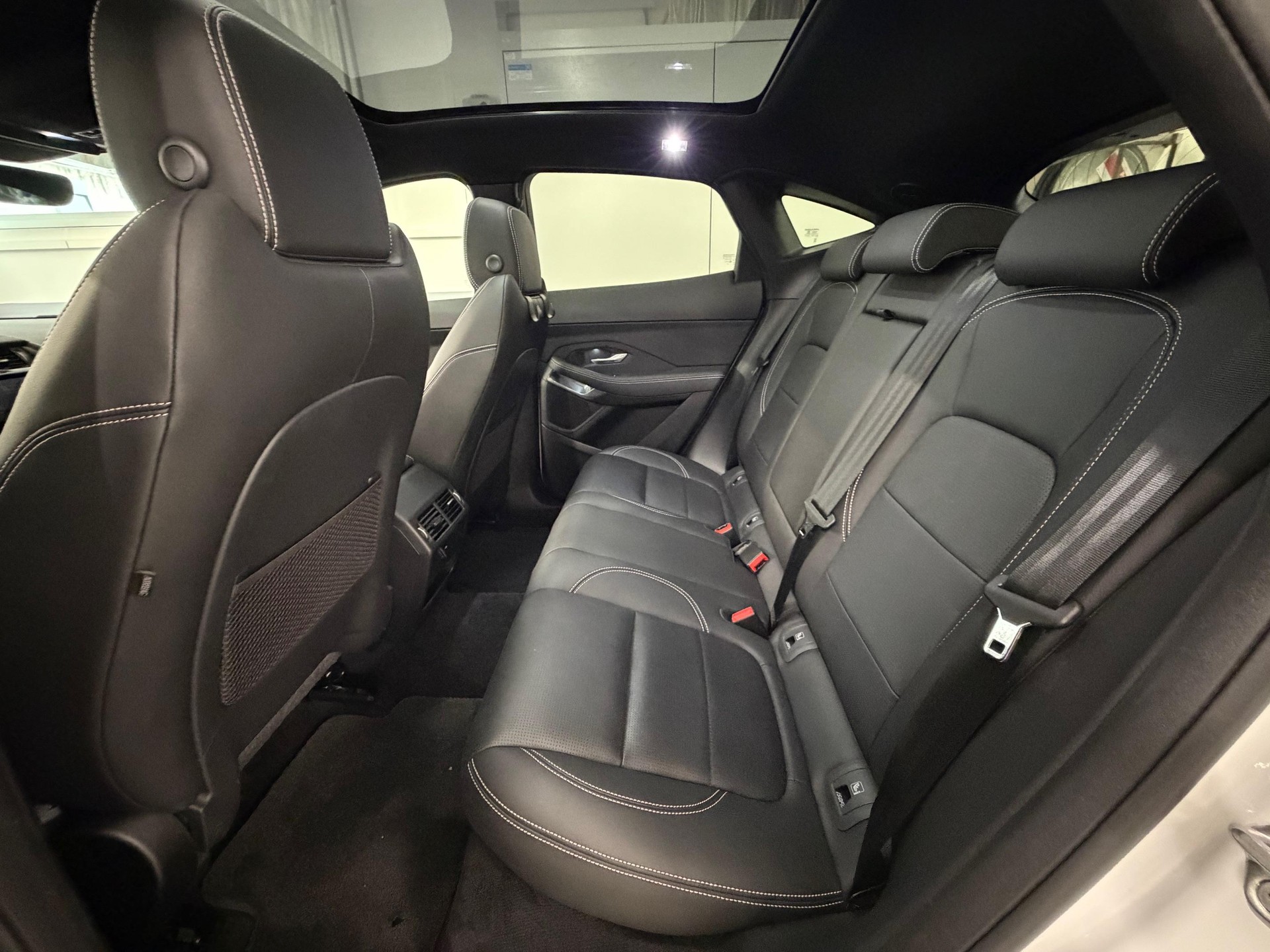 JAGUAR E-Pace 2.0 I4 200 R-Dynamic S AWD-image-12