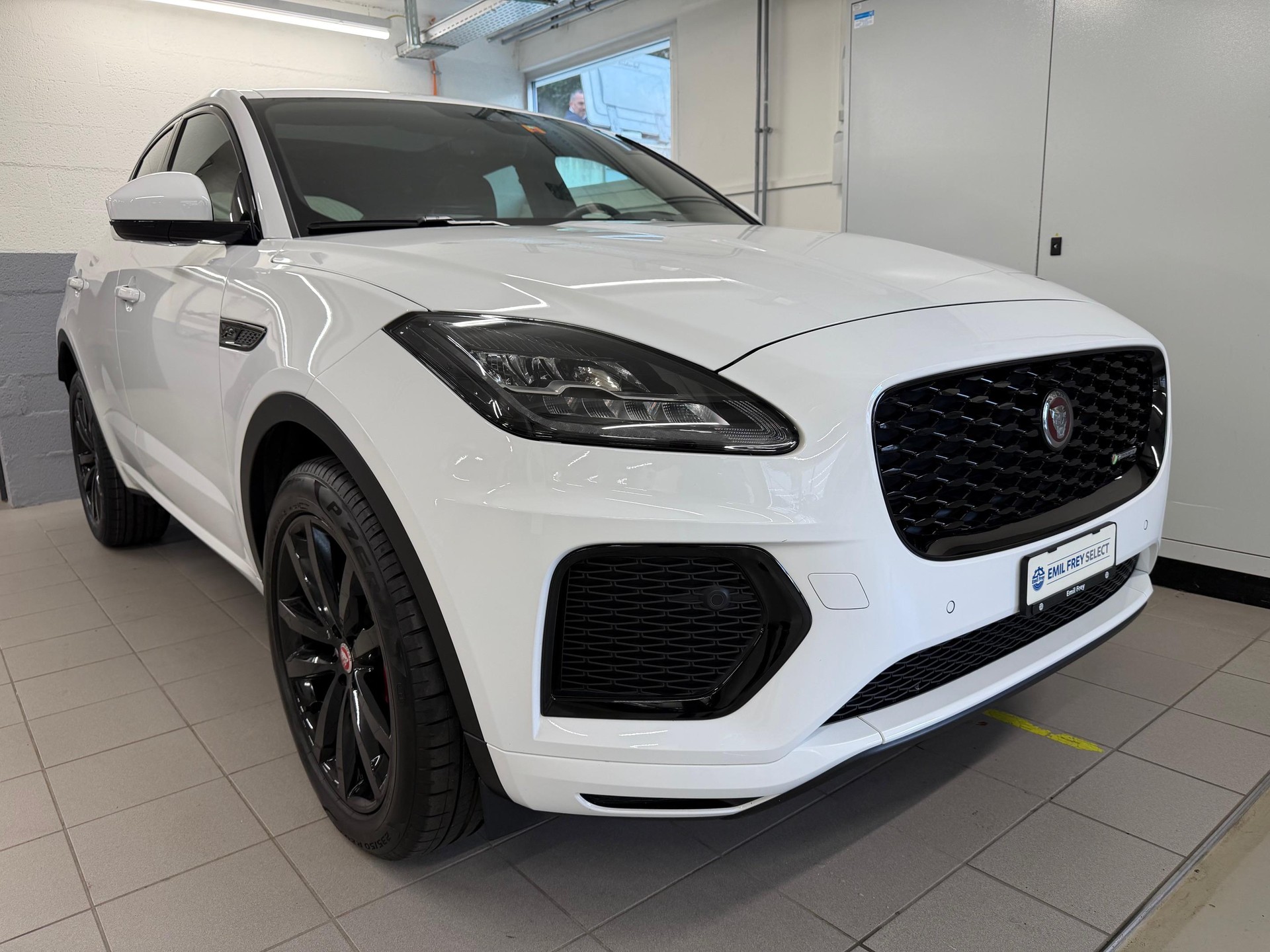 JAGUAR E-Pace 2.0 I4 200 R-Dynamic S AWD-showroom-element-1