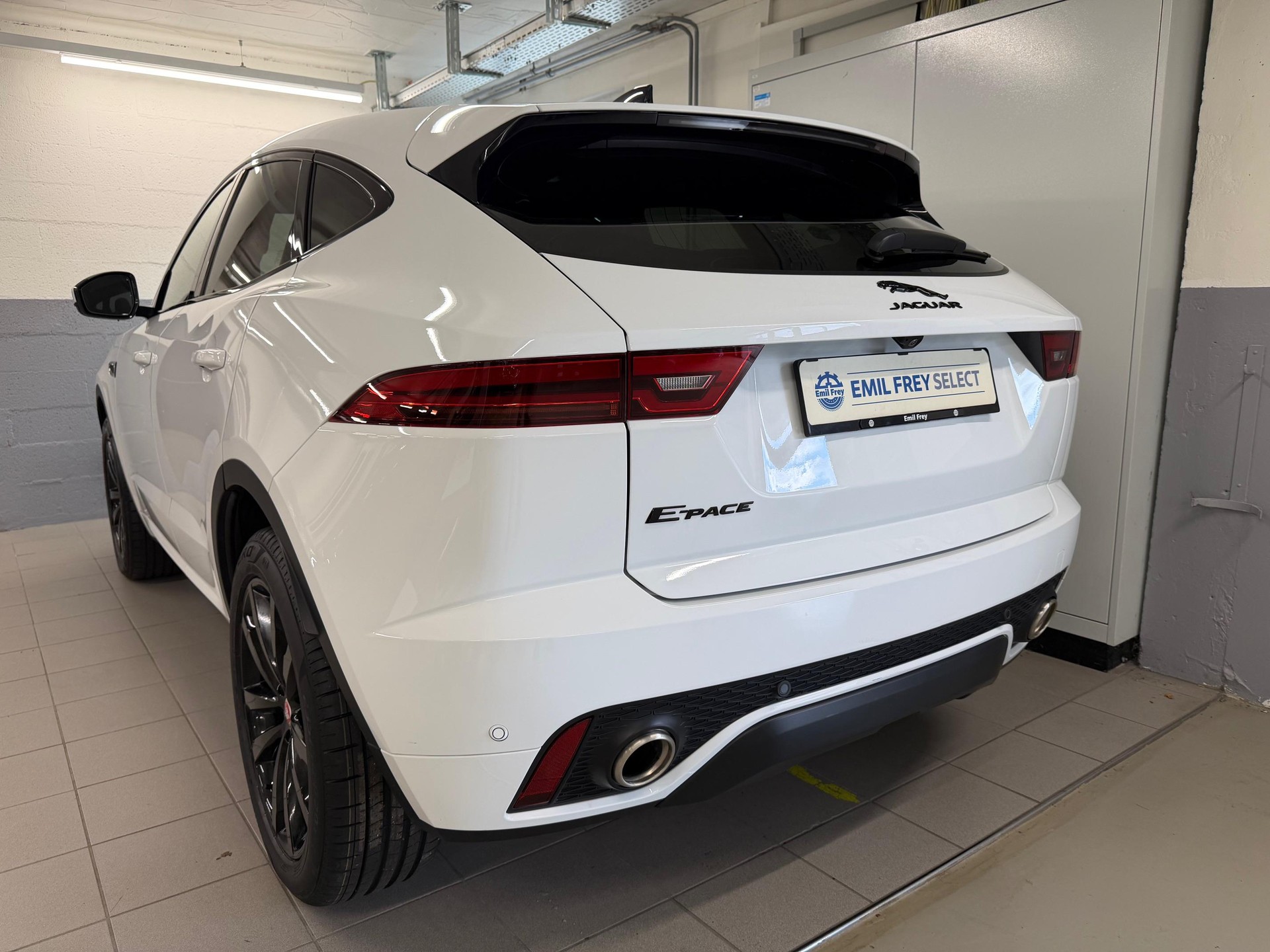 JAGUAR E-Pace 2.0 I4 200 R-Dynamic S AWD-showroom-element-2