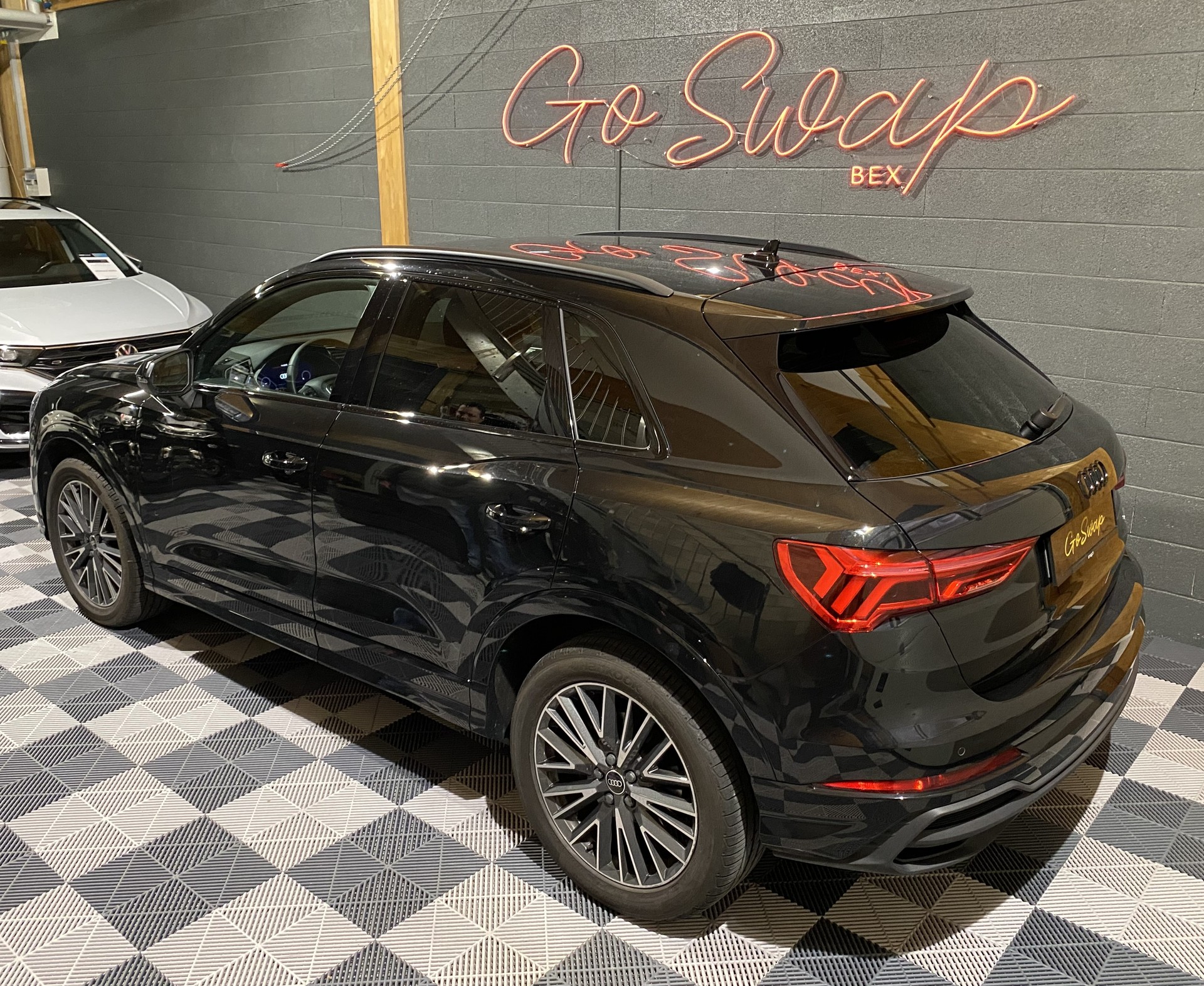 AUDI Q3 40 TFSI S line quattro S-tronic-image-7
