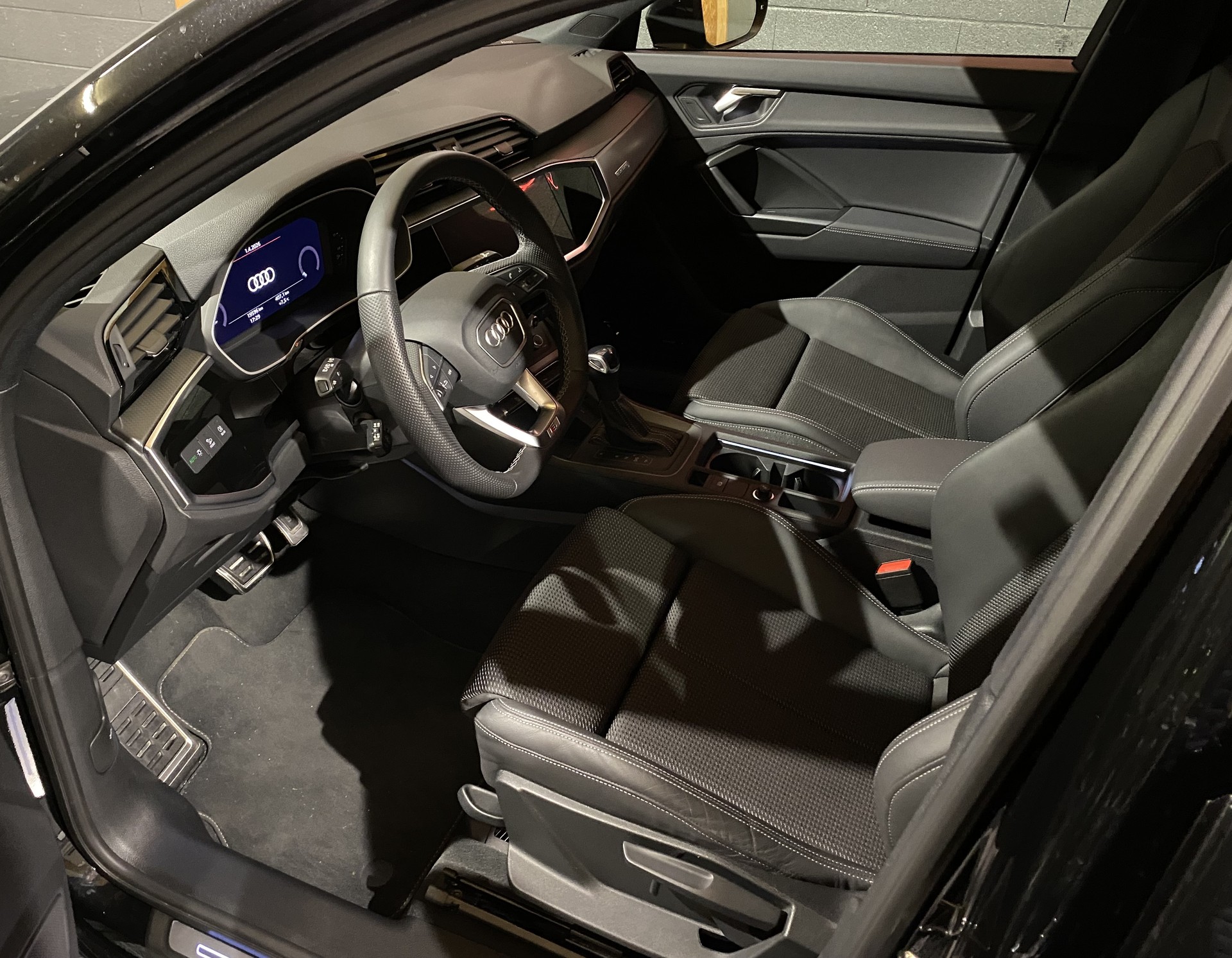 AUDI Q3 40 TFSI S line quattro S-tronic-image-11