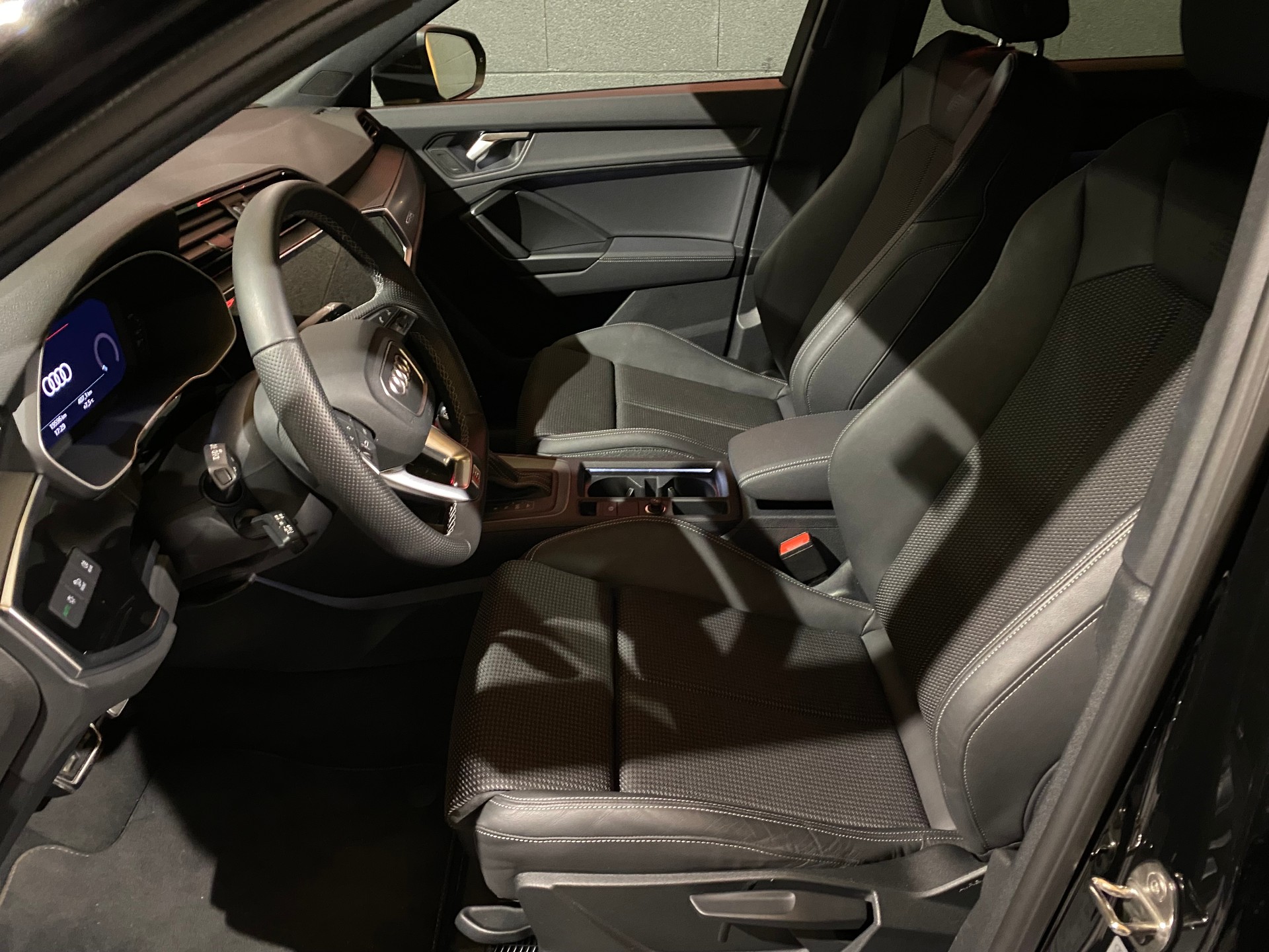 AUDI Q3 40 TFSI S line quattro S-tronic-image-12