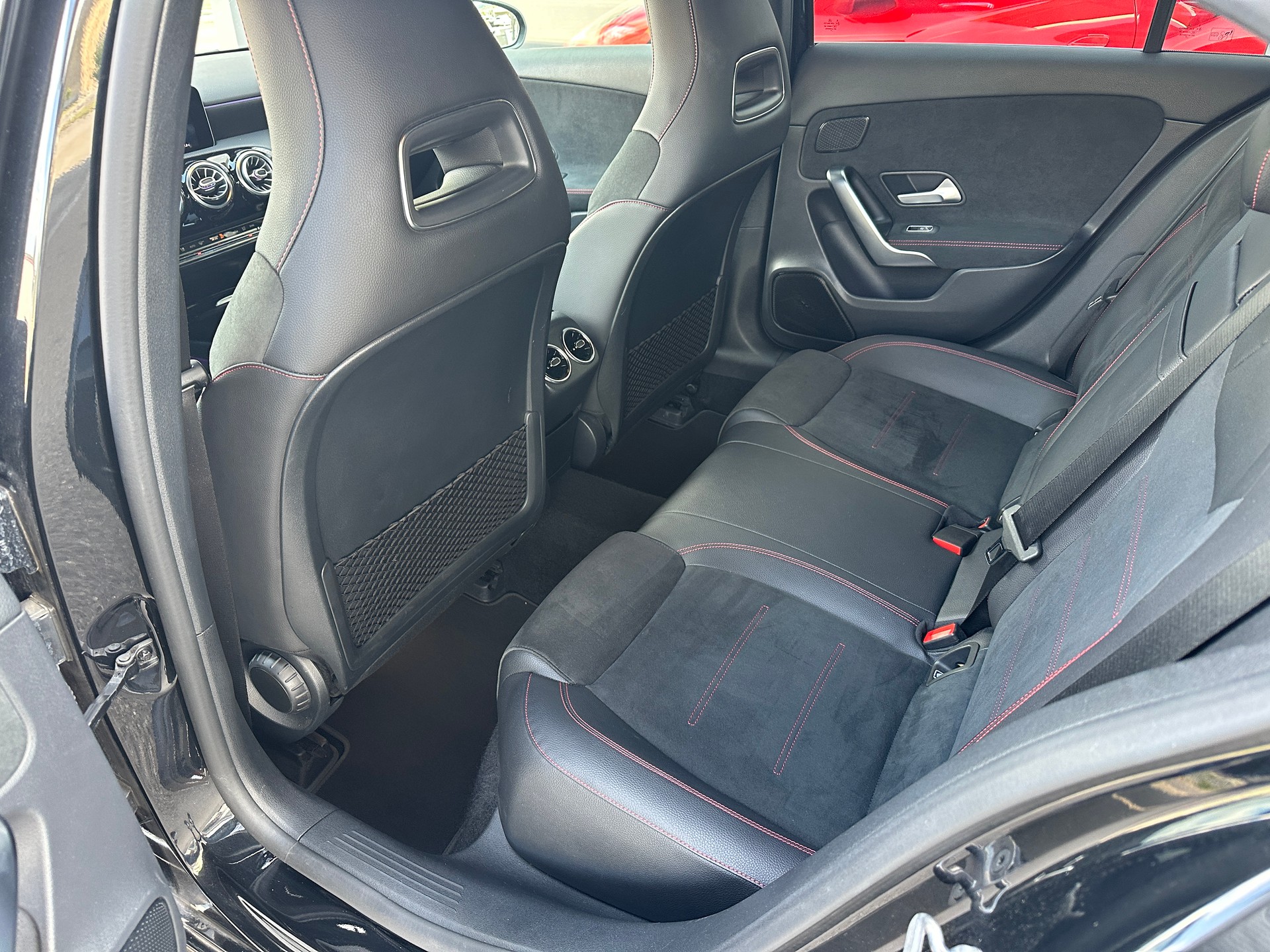 MERCEDES-BENZ A 220 AMG Line 7G-DCT-image-13