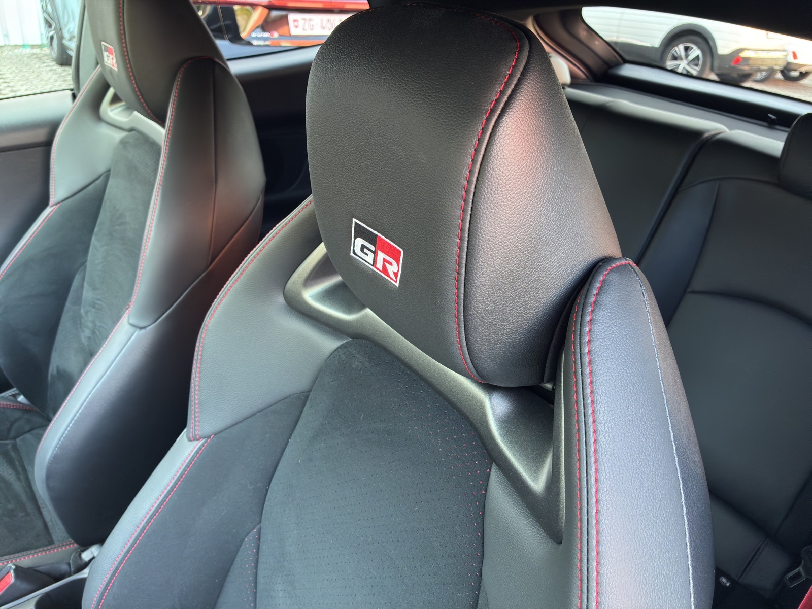 TOYOTA Yaris 1.6 GR Sport A-image-12