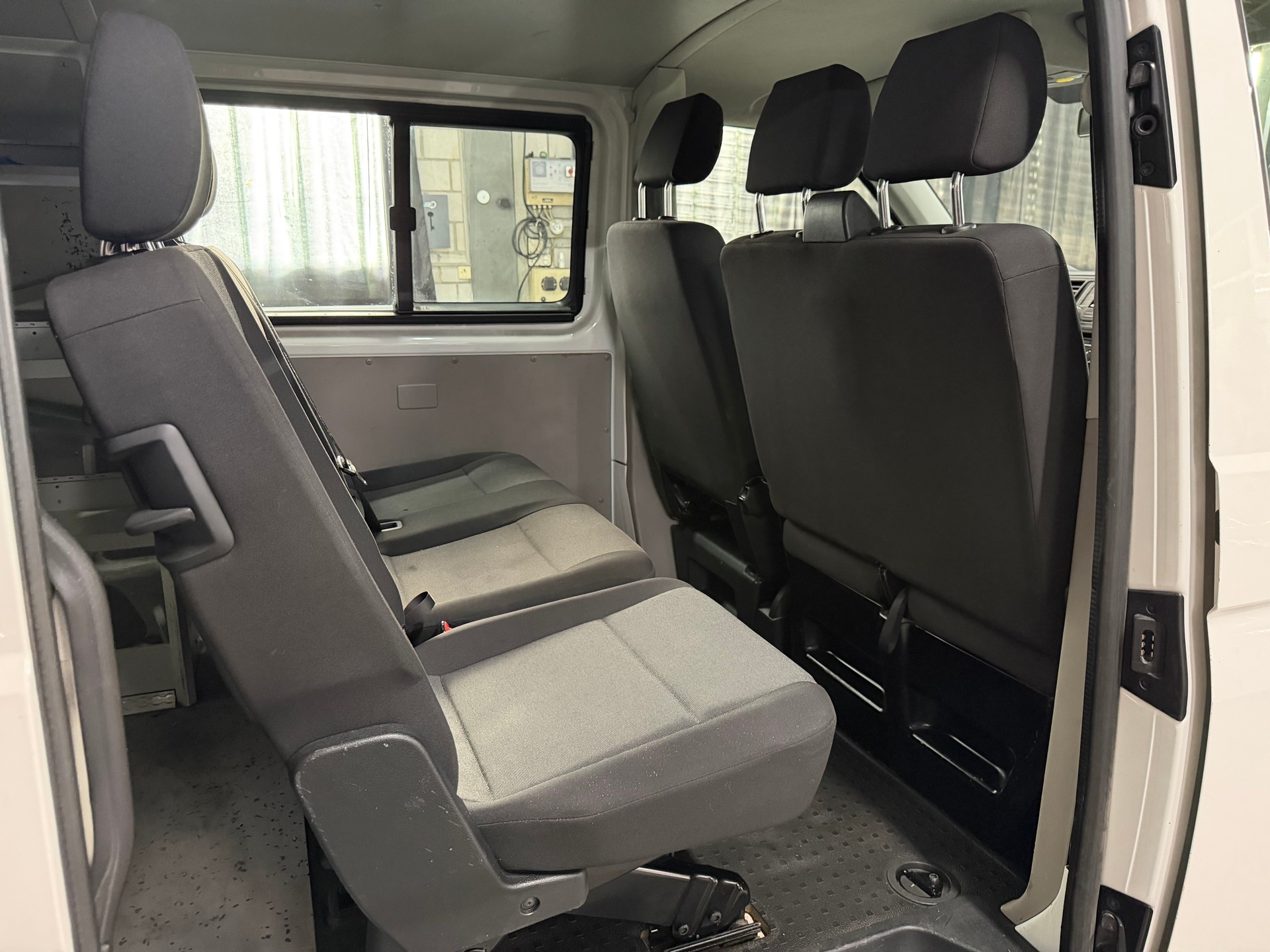 VW T6 2.0 TDI 4Motion 6 Plätzer ( Mit AHK / Sortimo Regale )-image-12