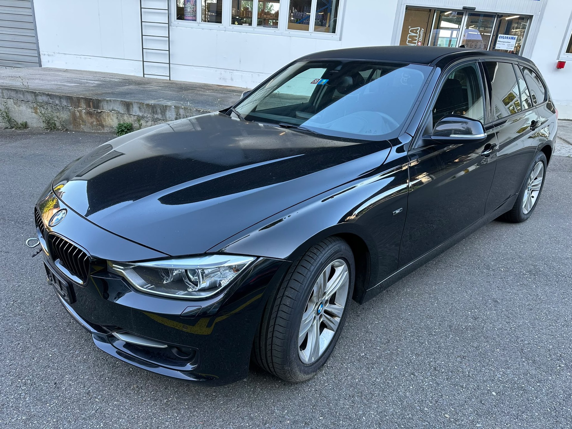 BMW 320d Touring Steptronic-showroom-element-1
