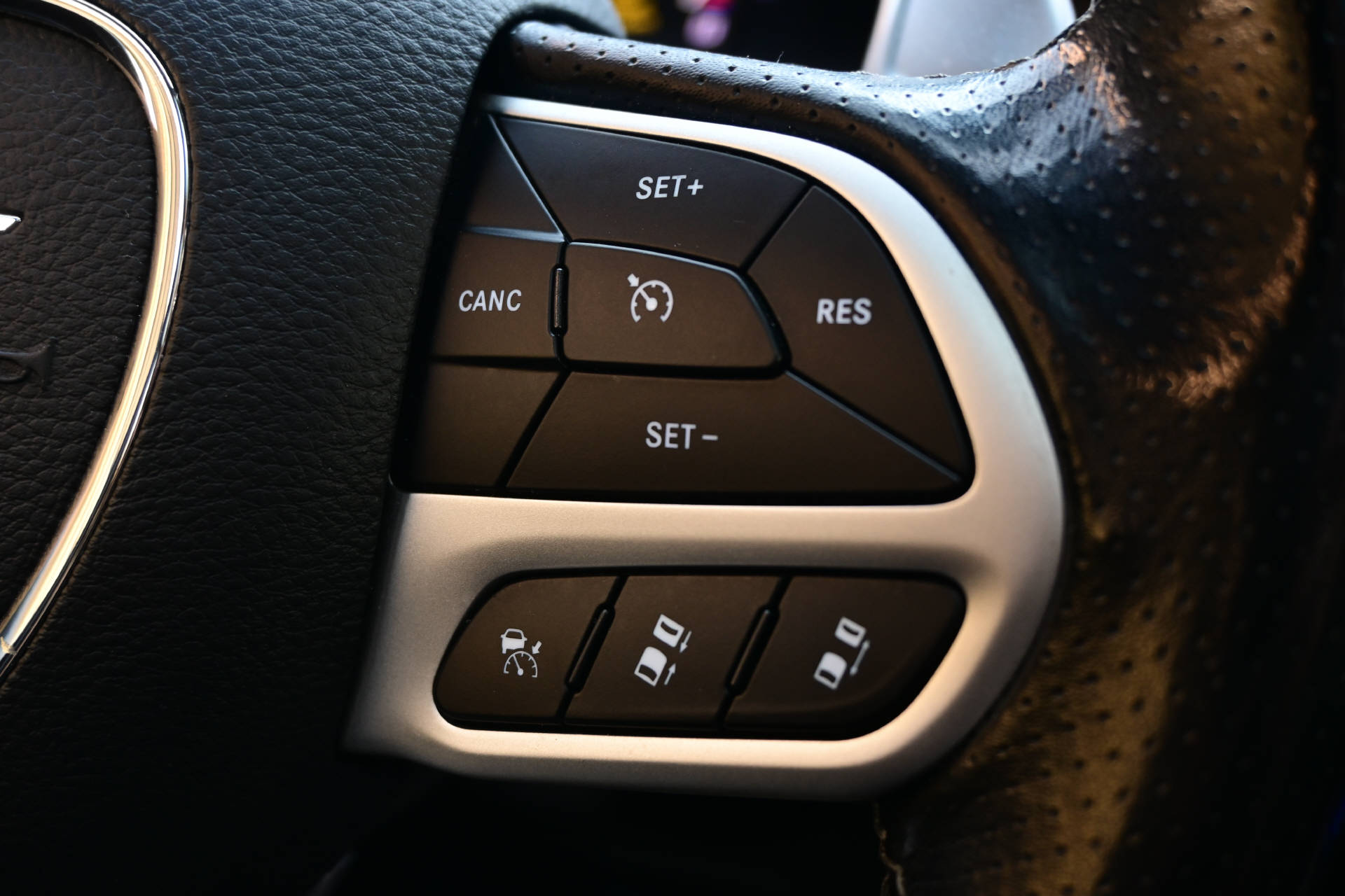 JEEP Grand Cherokee 6.4 V8 HEMI SRT8 *Matt Black*Carbon Interieur*-image-19
