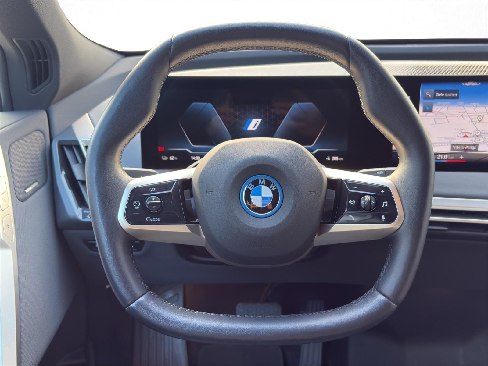 BMW iX xDrive40-image-11
