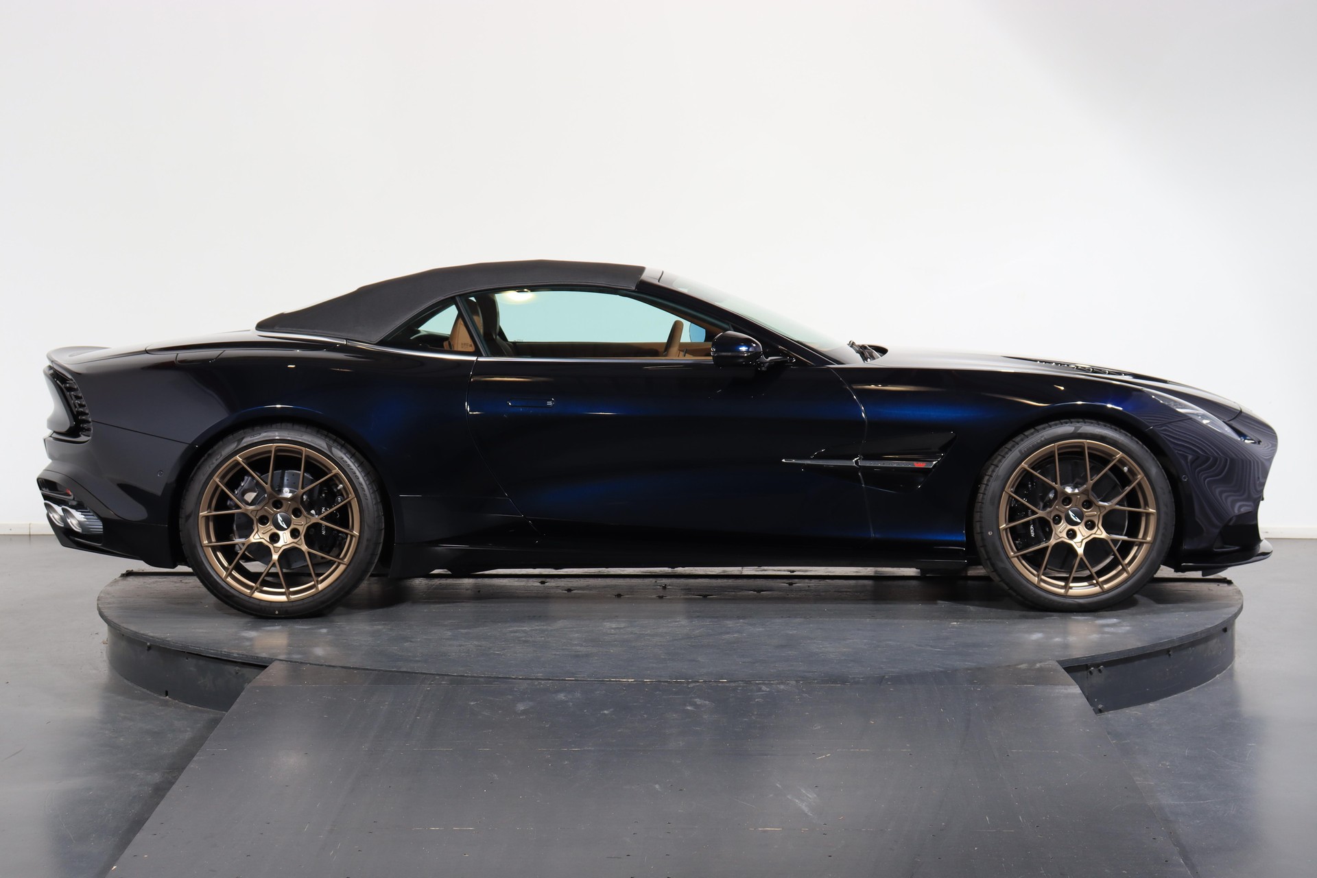 ASTON MARTIN Vanquish Volante 5.2 V12 Bi-Turbo-showroom-element-1