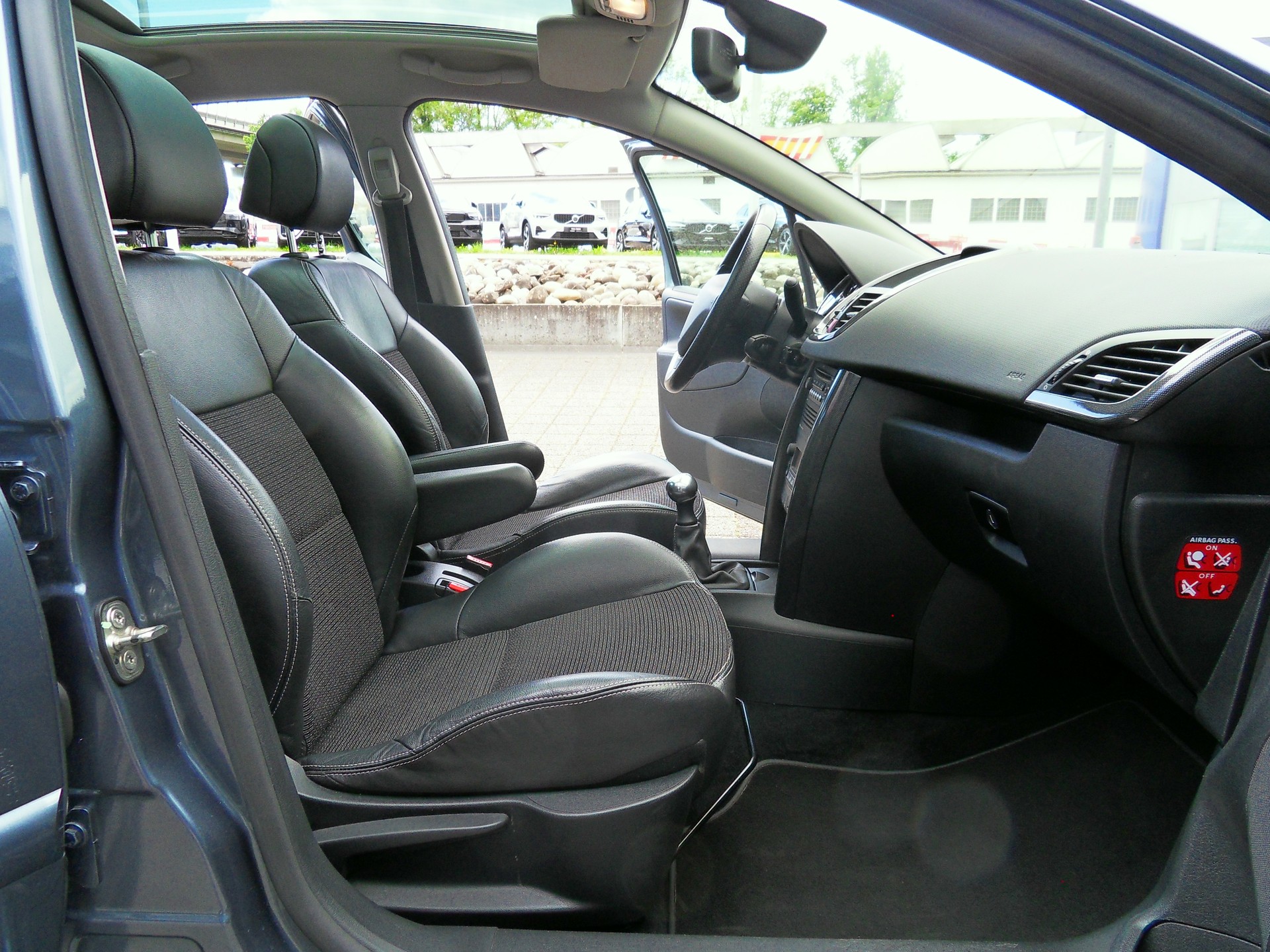 PEUGEOT 207 1.6 16V Turbo Sport-image-10